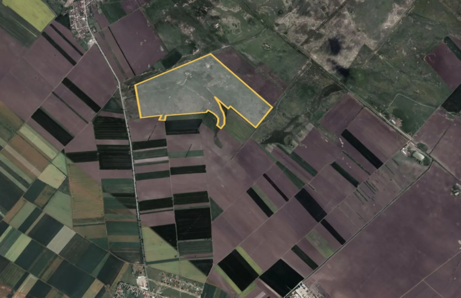 Teren 42 ha pentru parc fotovoltaic – Macea, Arad - Se oferă spre vânzare un teren extravilan, cu categoria de folosință pașune, situat în Comuna Macea, Județul Arad, ideal pentru dezvoltarea unui proiect de energie regenerabilă de mare anvergură, precum un parc fotovoltaic.

Caracteristicile proprietății includ:

-Suprafață totală: 424,700 mp, teren compact și plan, potrivit pentru proiecte de energie solară
-Locație: La 27 km de Arad, cu acces facil la DJ 709B, oferind o poziționare strategică pentru transport și infrastructură
-Infrastructură: Proximitatea față de liniile electrice de tensiune medie oferă posibilitatea de racordare la rețeaua electrică
-Topografie: Terenul este lipsit de vegetație semnificativă, pregătit pentru dezvoltare imediată

Prețul de achiziție este de 1.274.100 euro + TVA (21%), cu aplicarea măsurilor simplificate de TVA. 

Terenul poate fi închiriat pe termen lung în aceleași condiții avantajoase, pentru dezvoltarea unui parc fotovoltaic.

Pentru detalii suplimentare sau pentru a programa o vizionare, contactați 0721356746 FLORIN MOȘ

Cod anunț: CP1964859
