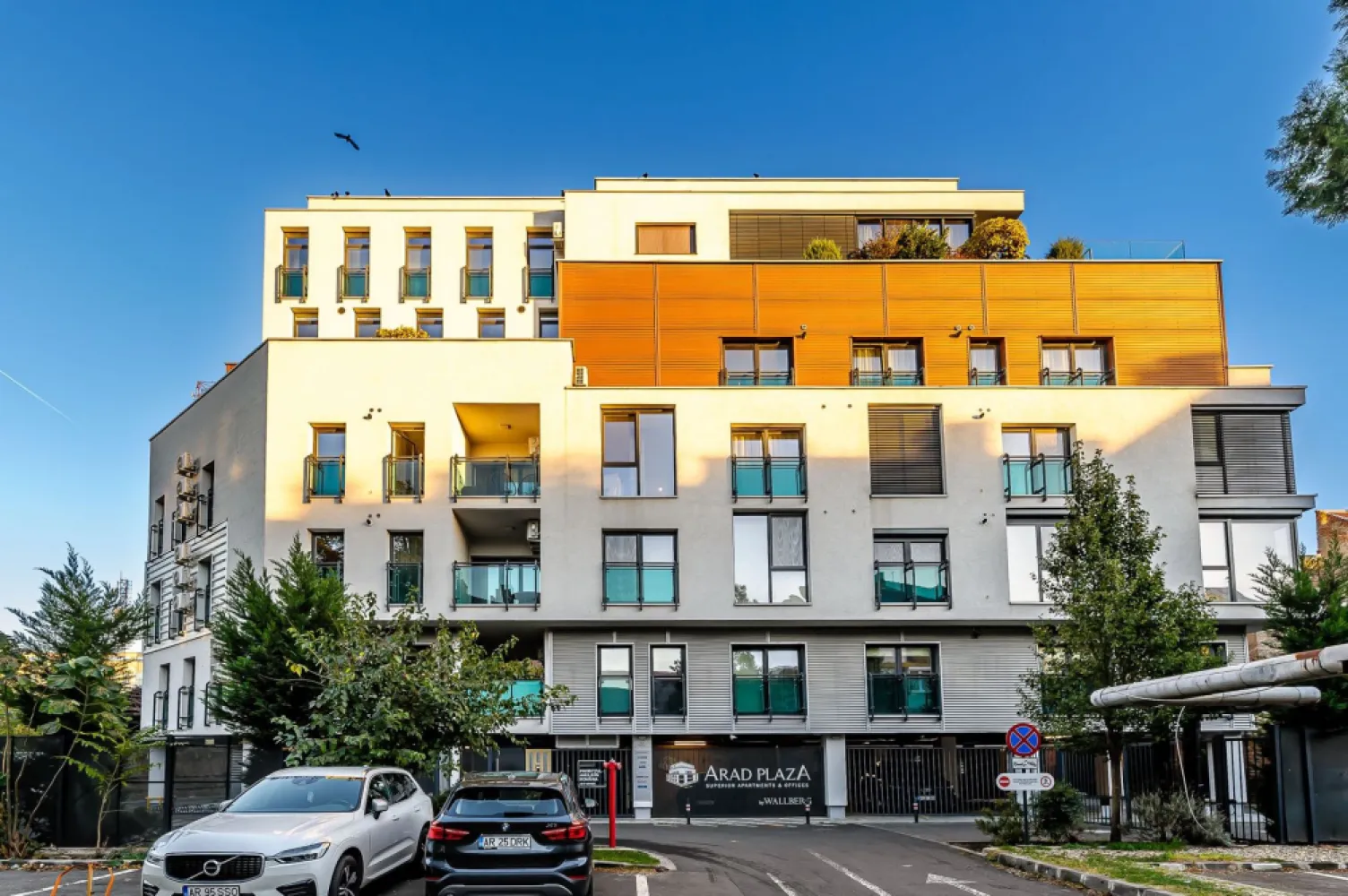 Spațiu de birouri Clasa A în Arad Plaza | 0% Comision - Descoperiți un spațiu de birouri care redefinește standardele de lux și confort, situat ultracentral, în clădirea emblematică Arad Plaza.
Ideal pentru companiile care doresc să își consolideze imaginea, acest sediu premium vă oferă un mediu de lucru caracterizat prin luminozitate naturală excelentă, compartimentare inteligentă și un design premiat.

Detalii esențiale ale proprietății:
Clasificare: Birouri Clasa A (An construcție: 2015)
Suprafețe: 211 mp utili (190 mp suprafață totală birouri) / 448 mp construiți
Nivel: Etajul 4 (într-o clădire cu 5 etaje)
Compartimentare: 4 camere spațioase, 2 băi
Atracția principală: 2 terase exterioare superbe, amenajate cu grădină (aprox. 80 mp)
Disponibilitate: Imediată, direct de la dezvoltator.

Imaginați-vă afacerea dumneavoastră într-un edificiu care inspiră statut și prestigiu, oferind echipei și clienților o experiență la cele mai înalte standarde.
Preț: 443.000 € + 21% TVA

Avantaj client: COMISION 0% la cumpărare. (Reprezentare exclusivă)

Alegeți să vă diferențiați printr-o locație excepțională. 
Contactați-mă pentru a programa o vizionare și a descoperi cum Arad Plaza poate deveni noul dumneavoastră sediu de business!

0721 356 746 - Florin Moș
Agenția imobiliară ACASĂ ARAD