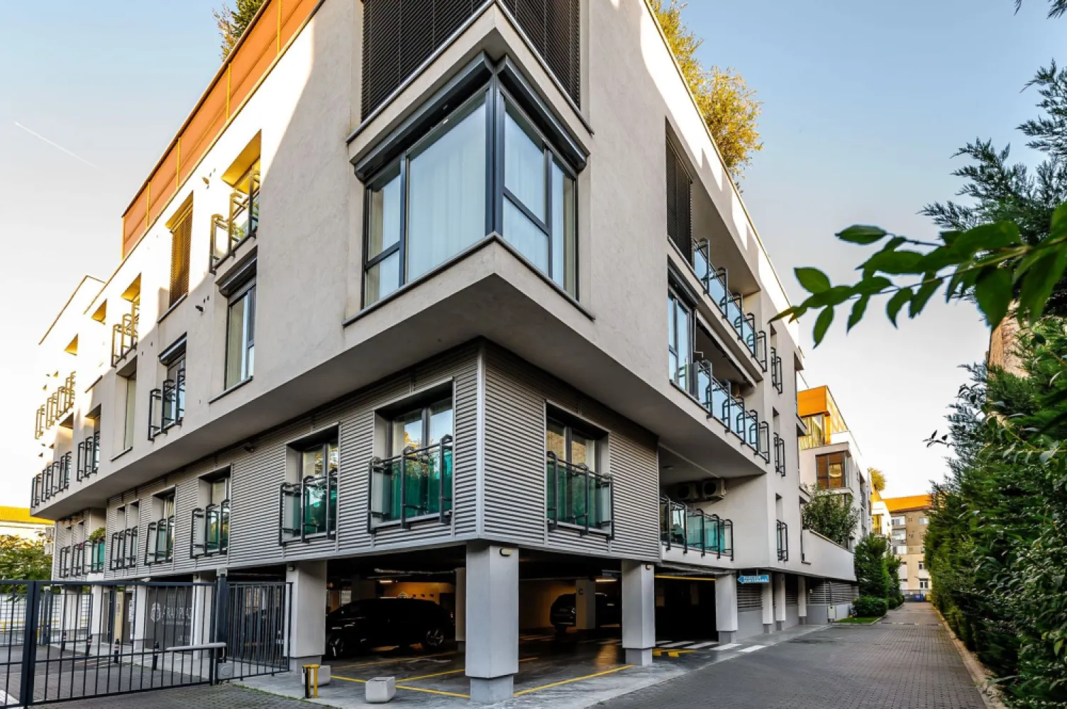 Spațiu de birouri Clasa A în Arad Plaza | 0% Comision - Descoperiți un spațiu de birouri care redefinește standardele de lux și confort, situat ultracentral, în clădirea emblematică Arad Plaza.
Ideal pentru companiile care doresc să își consolideze imaginea, acest sediu premium vă oferă un mediu de lucru caracterizat prin luminozitate naturală excelentă, compartimentare inteligentă și un design premiat.

Detalii esențiale ale proprietății:
Clasificare: Birouri Clasa A (An construcție: 2015)
Suprafețe: 211 mp utili (190 mp suprafață totală birouri) / 448 mp construiți
Nivel: Etajul 4 (într-o clădire cu 5 etaje)
Compartimentare: 4 camere spațioase, 2 băi
Atracția principală: 2 terase exterioare superbe, amenajate cu grădină (aprox. 80 mp)
Disponibilitate: Imediată, direct de la dezvoltator.

Imaginați-vă afacerea dumneavoastră într-un edificiu care inspiră statut și prestigiu, oferind echipei și clienților o experiență la cele mai înalte standarde.
Preț: 443.000 € + 21% TVA

Avantaj client: COMISION 0% la cumpărare. (Reprezentare exclusivă)

Alegeți să vă diferențiați printr-o locație excepțională. 
Contactați-mă pentru a programa o vizionare și a descoperi cum Arad Plaza poate deveni noul dumneavoastră sediu de business!

0721 356 746 - Florin Moș
Agenția imobiliară ACASĂ ARAD
