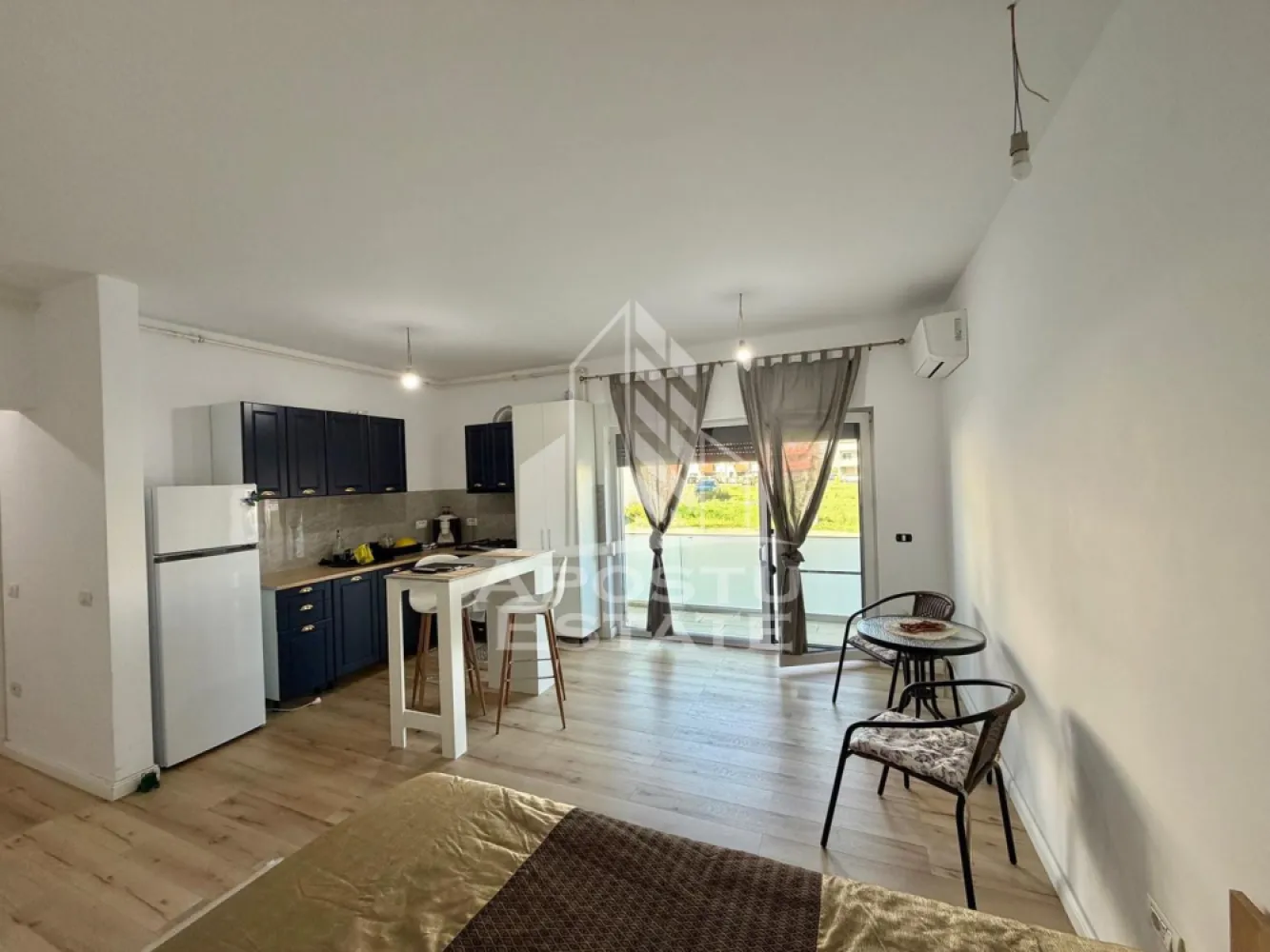 Apartament cu 1 camera, de inchiriat, loc de parcare, Giroc - Agentia imobiliara APOSTU ESTATE va propune spre inchiriere un apartament cu 1 camera spatios si luminos, situat in Giroc. Zona linistita, potrivit pentru cupluri sau persoane singure care isi doresc o locuinta in care sa se simta confortabil
Suprafata utila: 35 mp

Compartimentare eficienta:
-Bucatarie deschisa complet mobilata si utilata, cu loc de luat masa
-Living luminos si spatios
-Baie prevazuta cu cabina de dus si geam la baie pentru ventilatie naturala

Confort si facilitati:
-Masina de spalat rufe
-Balcon
-Loc de parcare inclus in pret
-Incalzirea apartamentului: centrala proprie (incalzire prin pardoseala)
-Apartamentul este complet mobilat si utilat de catre proprietar

Ideal pentru:
-Persoane singure
-Cupluri

Disponibilitate: imediata
Pret chirie lunara: 300 EUR 
Programeaza o vizionare pentru a-ti putea imagina viitorul aici!
ID intern: CP3038624
