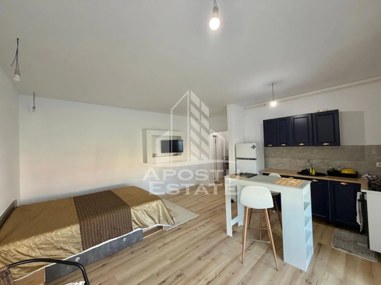 Apartament cu 1 camera, de inchiriat, loc de parcare, Giroc - Agentia imobiliara APOSTU ESTATE va propune spre inchiriere un apartament cu 1 camera spatios si luminos, situat in Giroc. Zona linistita, potrivit pentru cupluri sau persoane singure care isi doresc o locuinta in care sa se simta confortabil
Suprafata utila: 35 mp

Compartimentare eficienta:
-Bucatarie deschisa complet mobilata si utilata, cu loc de luat masa
-Living luminos si spatios
-Baie prevazuta cu cabina de dus si geam la baie pentru ventilatie naturala

Confort si facilitati:
-Masina de spalat rufe
-Balcon
-Loc de parcare inclus in pret
-Incalzirea apartamentului: centrala proprie (incalzire prin pardoseala)
-Apartamentul este complet mobilat si utilat de catre proprietar

Ideal pentru:
-Persoane singure
-Cupluri

Disponibilitate: imediata
Pret chirie lunara: 300 EUR 
Programeaza o vizionare pentru a-ti putea imagina viitorul aici!
ID intern: CP3038624