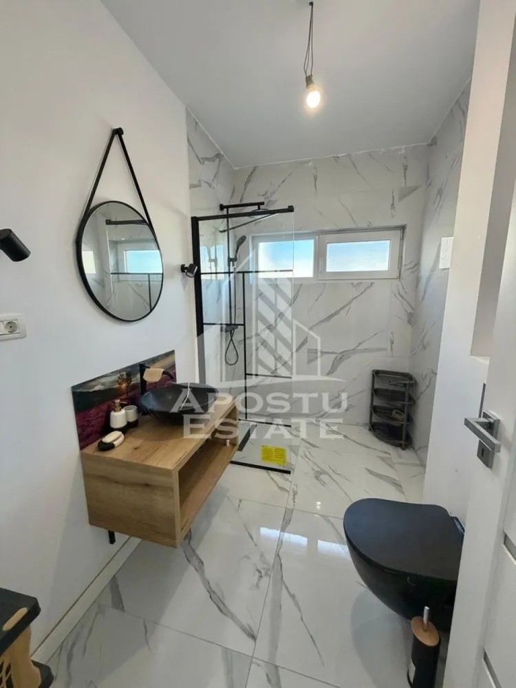 Apartament cu 1 camera, de inchiriat, loc de parcare, Giroc - Agentia imobiliara APOSTU ESTATE va propune spre inchiriere un apartament cu 1 camera spatios si luminos, situat in Giroc. Zona linistita, potrivit pentru cupluri sau persoane singure care isi doresc o locuinta in care sa se simta confortabil
Suprafata utila: 35 mp

Compartimentare eficienta:
-Bucatarie deschisa complet mobilata si utilata, cu loc de luat masa
-Living luminos si spatios
-Baie prevazuta cu cabina de dus si geam la baie pentru ventilatie naturala

Confort si facilitati:
-Masina de spalat rufe
-Balcon
-Loc de parcare inclus in pret
-Incalzirea apartamentului: centrala proprie (incalzire prin pardoseala)
-Apartamentul este complet mobilat si utilat de catre proprietar

Ideal pentru:
-Persoane singure
-Cupluri

Disponibilitate: imediata
Pret chirie lunara: 300 EUR 
Programeaza o vizionare pentru a-ti putea imagina viitorul aici!
ID intern: CP3038624