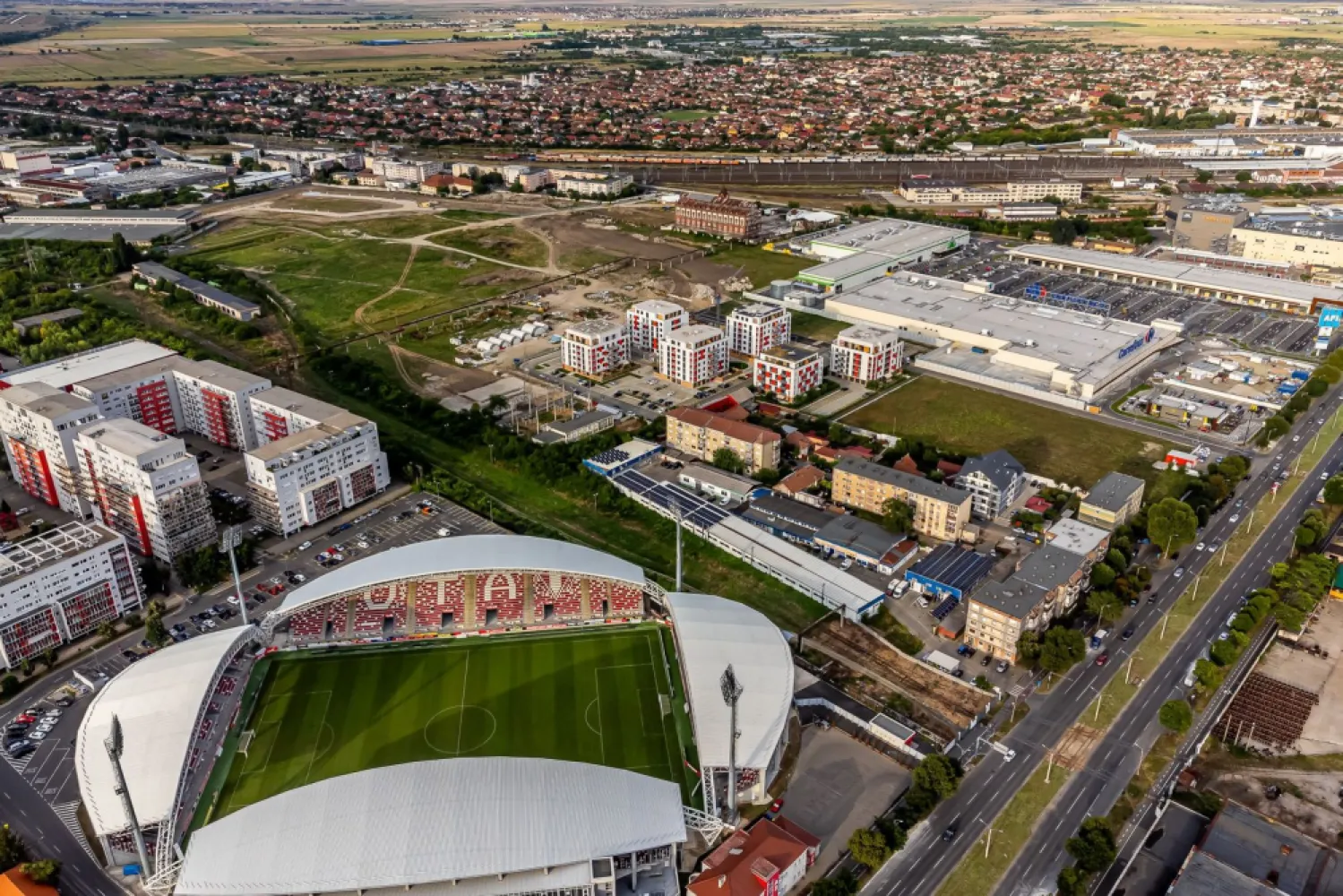 Teren construcții casă în cartierul EXCLUSIVIST ARED IMAR RED9 - A sosit oportunitatea mult așteptată, aceea de a scoate la vanzare parcele de teren în zona din Arad cu cea mai mare rată de dezvoltare.
Noul cartier rezidențial RED 9 dezvoltat de ARED, la 1 minut de Atrium Mall și AFI, cuprinde deja blocuri de locuințe și un viitor cartier select de case, cu incintă privată, securizată, la standarde occidentale, a cărui start este acum, oferindu-ți și posibilitate de investiție pe termen mediu-lung.

În noul cartier urmează a fi construite zone verzi cu parcuri și un teren multisport (Fotbal, tenis, baschet, volei) + piste de alergat și pentru bicicletă, precum și alte zone comerciale *ca model de organizare avem un cartier din Budapesta*
Visul tău de a locui la casă într-un cartier select, în incintă privată, cu acces controlat prin bariere și paznic este la un telefon distanță, sună-mă la 0724694458 Dorel Vereș consultant imobiliar Acasă Arad/ARED Birou Centru Bdul Decebal 2.