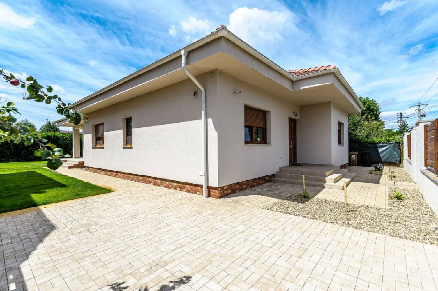 Vilă nouă superbă tip mediteranean, zona exclusivistă Tabacovici - Cauți oportunitatea de a locui într- o vilă nouă din zona exclusivistă și dezirabilă a orașului, *Tabacovici Aradul Nou*? Atunci am plăcerea de a vă oferi spre achiziție o bijuterie: vilă de tip mediteranean la sol, finalizată la cheie, mobilată și utilată. Ca și unicitate a vilei avem înălțimea camerelor de 3 metri, precum și dimensiuni generoase a fiecărei camere în parte, atât dressingul cât și camera tehnică având peste 10 respectiv 8 mp utili.

Proprietatea se află pe un teren de 510 mp, iar construcția se desfășoară pe 200,17 mp, oferindu-vă suficient spațiu locuibil pentru a vă bucura de confortul și intimitatea căminului dumneavoastră. Spațiul verde al proprietății este de 195,45mp, iar cel al aleilor pavate de 97,42mp.

Imobilul este construit la cele mai înalte standarde de calitate și lux, cu atenție la fiecare detaliu și finisaj. 
Aventura prin care această proprietate să devină ”acasă” începe cu un telefon. 
Sună-mă la 0724694458 pentru detalii și vizionare. Sunt Dorel Vereș, consultant imobiliar Acasă Arad.Nu dispui de toată suma? Te ajutăm noi gratuit! Îți obținem oferte de la 16 bănci.

Ai o proprietate de vânzare în Arad și vrei să știi cât valorează cu adevărat?

Sună-mă pentru o evaluare gratuită, fără obligații.

Birou: ACASĂ | Agenție imobiliară Arad

Bulevardul Decebal 2, Arad 310133