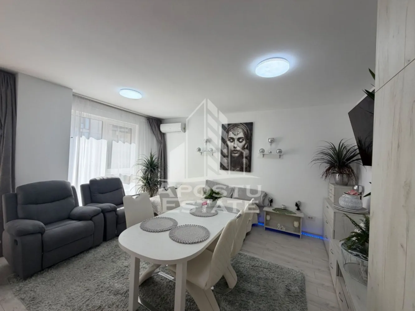 Apartament 2 camere de vânzare, Zona Aradului, Complex Iris, Timisoara - Agenția imobiliara Apostu Estate va propune spre vânzare un apartament modern cu 2 camere ,situat în zona Aradului , din complexul Iris , una dintre cele mai căutate zone din Timisoara . Ideal atât pentru locuința proprie , cat si pentru investiție 

Imobilul este amplasat la etajul 1 din 9 și beneficiază de o suprafață utila de 55 mp , la care se adaugă un balcon generos 

Compartimentare :
-Living open space cu bucataria complet mobilat si utilat cu o ieșire pe balcon 
-Dormitor complet mobilat cu ieșire pe balcon 
-Baie 
-Balcon 

Confortul termic este asigurat prin intermediul centralei proprii cu încălzire in pardoseala si in calorifere 

Apartamentul se vinde complet mobilat si utilat 

Beneficii suplimentare : 
- Loc de parcare inclus in pret 
- Compartimentare moderna și funcțională 
- Zona excelenta pentru locuit sau investiție 

Vecinătăți :
-Profi 
-Auchan 
-Hornbach 
-Decathlon 
-Mijloace de transport in comun
-Facultatea de medicina veterinara 

Pentru mai multe detalii si programarea unei vizionari , va stam cu drag la dispoziție .

Prețul afișat este fix 

Agenția imobiliara Apostu Estate vă oferă consultanta bancara gratuita prin intermediul colaboratorilor noștri pentru alegerea celui mai potrivit tip de credit , astfel încât tu să devii noul proprietar al acestui apartament . 
ID Intern : CP3180422