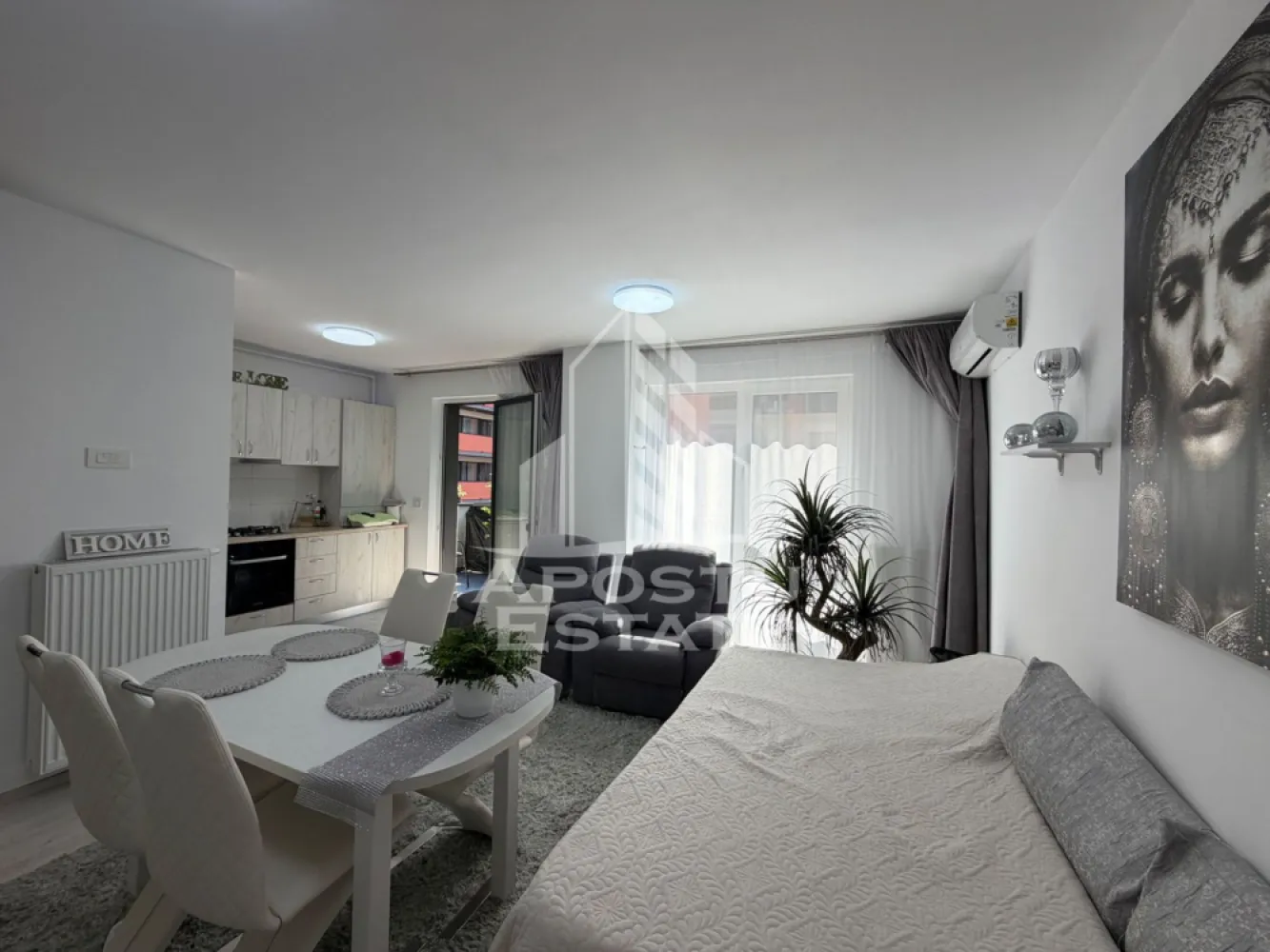 Apartament 2 camere de vânzare, Zona Aradului, Complex Iris, Timisoara - Agenția imobiliara Apostu Estate va propune spre vânzare un apartament modern cu 2 camere ,situat în zona Aradului , din complexul Iris , una dintre cele mai căutate zone din Timisoara . Ideal atât pentru locuința proprie , cat si pentru investiție 

Imobilul este amplasat la etajul 1 din 9 și beneficiază de o suprafață utila de 55 mp , la care se adaugă un balcon generos 

Compartimentare :
-Living open space cu bucataria complet mobilat si utilat cu o ieșire pe balcon 
-Dormitor complet mobilat cu ieșire pe balcon 
-Baie 
-Balcon 

Confortul termic este asigurat prin intermediul centralei proprii cu încălzire in pardoseala si in calorifere 

Apartamentul se vinde complet mobilat si utilat 

Beneficii suplimentare : 
- Loc de parcare inclus in pret 
- Compartimentare moderna și funcțională 
- Zona excelenta pentru locuit sau investiție 

Vecinătăți :
-Profi 
-Auchan 
-Hornbach 
-Decathlon 
-Mijloace de transport in comun
-Facultatea de medicina veterinara 

Pentru mai multe detalii si programarea unei vizionari , va stam cu drag la dispoziție .

Prețul afișat este fix 

Agenția imobiliara Apostu Estate vă oferă consultanta bancara gratuita prin intermediul colaboratorilor noștri pentru alegerea celui mai potrivit tip de credit , astfel încât tu să devii noul proprietar al acestui apartament . 
ID Intern : CP3180422