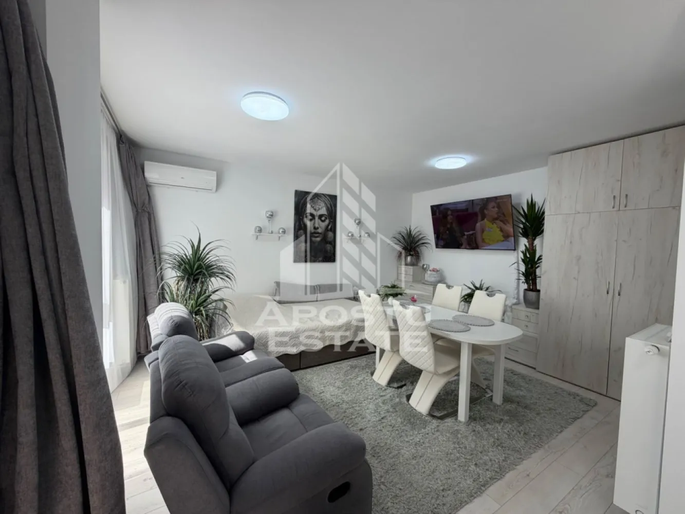 Apartament 2 camere de vânzare, Zona Aradului, Complex Iris, Timisoara - Agenția imobiliara Apostu Estate va propune spre vânzare un apartament modern cu 2 camere ,situat în zona Aradului , din complexul Iris , una dintre cele mai căutate zone din Timisoara . Ideal atât pentru locuința proprie , cat si pentru investiție 

Imobilul este amplasat la etajul 1 din 9 și beneficiază de o suprafață utila de 55 mp , la care se adaugă un balcon generos 

Compartimentare :
-Living open space cu bucataria complet mobilat si utilat cu o ieșire pe balcon 
-Dormitor complet mobilat cu ieșire pe balcon 
-Baie 
-Balcon 

Confortul termic este asigurat prin intermediul centralei proprii cu încălzire in pardoseala si in calorifere 

Apartamentul se vinde complet mobilat si utilat 

Beneficii suplimentare : 
- Loc de parcare inclus in pret 
- Compartimentare moderna și funcțională 
- Zona excelenta pentru locuit sau investiție 

Vecinătăți :
-Profi 
-Auchan 
-Hornbach 
-Decathlon 
-Mijloace de transport in comun
-Facultatea de medicina veterinara 

Pentru mai multe detalii si programarea unei vizionari , va stam cu drag la dispoziție .

Prețul afișat este fix 

Agenția imobiliara Apostu Estate vă oferă consultanta bancara gratuita prin intermediul colaboratorilor noștri pentru alegerea celui mai potrivit tip de credit , astfel încât tu să devii noul proprietar al acestui apartament . 
ID Intern : CP3180422