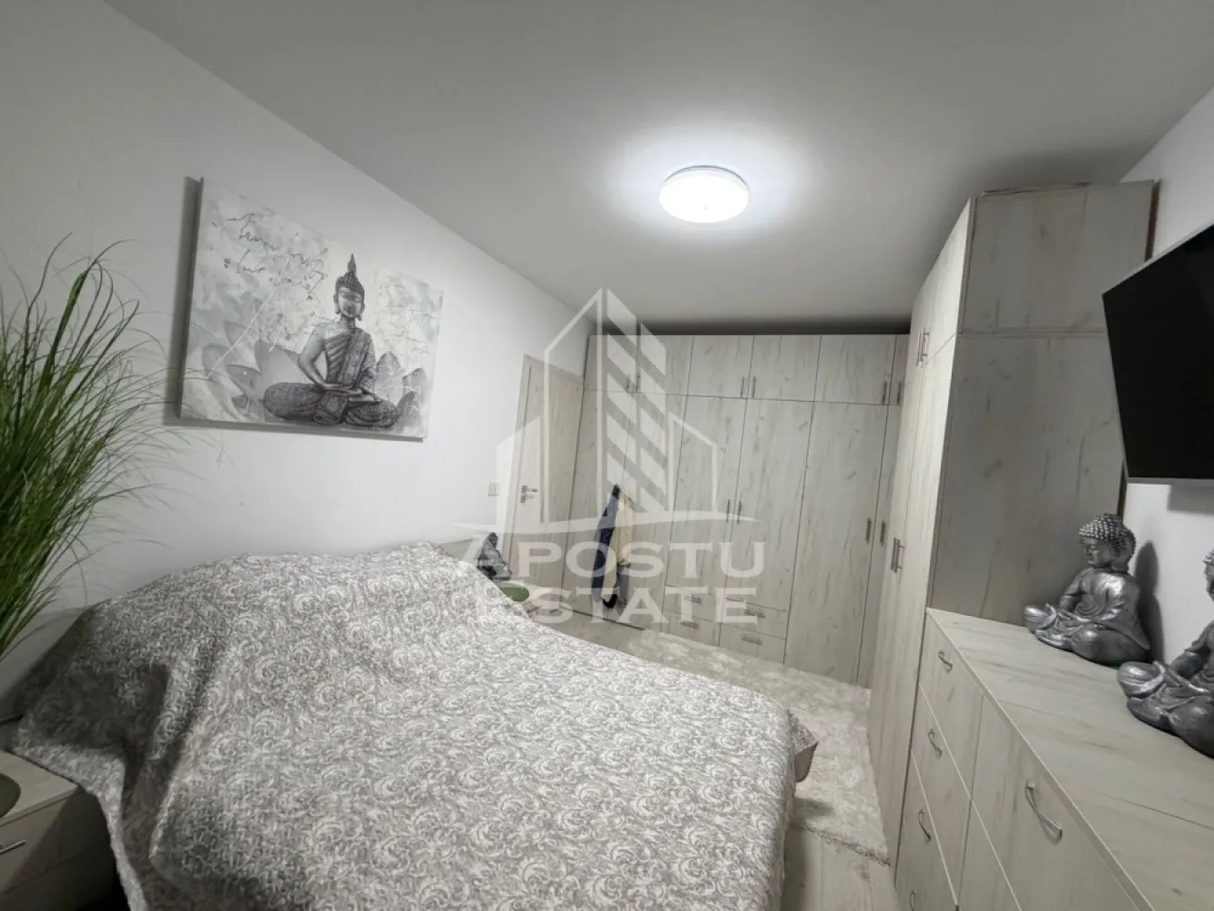 Apartament 2 camere de vânzare, Zona Aradului, Complex Iris, Timisoara - Agenția imobiliara Apostu Estate va propune spre vânzare un apartament modern cu 2 camere ,situat în zona Aradului , din complexul Iris , una dintre cele mai căutate zone din Timisoara . Ideal atât pentru locuința proprie , cat si pentru investiție 

Imobilul este amplasat la etajul 1 din 9 și beneficiază de o suprafață utila de 55 mp , la care se adaugă un balcon generos 

Compartimentare :
-Living open space cu bucataria complet mobilat si utilat cu o ieșire pe balcon 
-Dormitor complet mobilat cu ieșire pe balcon 
-Baie 
-Balcon 

Confortul termic este asigurat prin intermediul centralei proprii cu încălzire in pardoseala si in calorifere 

Apartamentul se vinde complet mobilat si utilat 

Beneficii suplimentare : 
- Loc de parcare inclus in pret 
- Compartimentare moderna și funcțională 
- Zona excelenta pentru locuit sau investiție 

Vecinătăți :
-Profi 
-Auchan 
-Hornbach 
-Decathlon 
-Mijloace de transport in comun
-Facultatea de medicina veterinara 

Pentru mai multe detalii si programarea unei vizionari , va stam cu drag la dispoziție .

Prețul afișat este fix 

Agenția imobiliara Apostu Estate vă oferă consultanta bancara gratuita prin intermediul colaboratorilor noștri pentru alegerea celui mai potrivit tip de credit , astfel încât tu să devii noul proprietar al acestui apartament . 
ID Intern : CP3180422