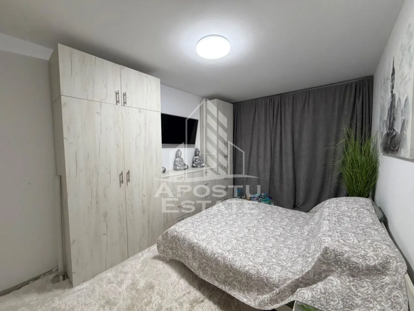 Apartament 2 camere de vânzare, Zona Aradului, Complex Iris, Timisoara - Agenția imobiliara Apostu Estate va propune spre vânzare un apartament modern cu 2 camere ,situat în zona Aradului , din complexul Iris , una dintre cele mai căutate zone din Timisoara . Ideal atât pentru locuința proprie , cat si pentru investiție 

Imobilul este amplasat la etajul 1 din 9 și beneficiază de o suprafață utila de 55 mp , la care se adaugă un balcon generos 

Compartimentare :
-Living open space cu bucataria complet mobilat si utilat cu o ieșire pe balcon 
-Dormitor complet mobilat cu ieșire pe balcon 
-Baie 
-Balcon 

Confortul termic este asigurat prin intermediul centralei proprii cu încălzire in pardoseala si in calorifere 

Apartamentul se vinde complet mobilat si utilat 

Beneficii suplimentare : 
- Loc de parcare inclus in pret 
- Compartimentare moderna și funcțională 
- Zona excelenta pentru locuit sau investiție 

Vecinătăți :
-Profi 
-Auchan 
-Hornbach 
-Decathlon 
-Mijloace de transport in comun
-Facultatea de medicina veterinara 

Pentru mai multe detalii si programarea unei vizionari , va stam cu drag la dispoziție .

Prețul afișat este fix 

Agenția imobiliara Apostu Estate vă oferă consultanta bancara gratuita prin intermediul colaboratorilor noștri pentru alegerea celui mai potrivit tip de credit , astfel încât tu să devii noul proprietar al acestui apartament . 
ID Intern : CP3180422