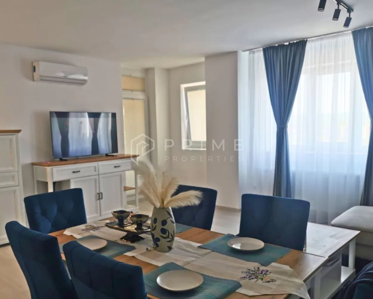 Apartament premium cu 3 camere – Concept 9 (lângă Shoppi - Vă oferim spre închiriere un apartament modern cu 3 camere, situat în prestigiosul complex rezidențial Concept 9 de pe Calea Sighișoarei. Poziționarea este una privilegiată, chiar lângă Shopping City Mall, beneficiind de o vedere directă către acesta.

Detalii proprietate:
Suprafață: 75 mp utili.
Etaj: 2 (bloc nou, construcție modernă).
Compartimentare:
Living spațios open space cu bucătărie complet echipată.
Două dormitoare primitoare.
Două băi.
Balcon deschis.
Dotări: Bucătărie complet utilată cu electrocasnice încorporate (plită pe inducție, cuptor electric, cuptor cu microunde, mașină de spălat vase, frigider), mașină de spălat rufe și aer condiționat.
Parcare: Loc de parcare subteran.

Condiții de închiriere:
Disponibilitate: Începând cu data de 1 August.
Garanție: 600 Euro.
Politică: Nu se acceptă animale de companie.

De ce să alegi Prime Properties?
Atunci când alegi o proprietate prin noi, primești la pachet siguranță, transparență și servicii complete: notari, avocați, arhitecți și consultanți imobiliari. Ne dedicăm 100% fiecărui client, iar dacă această proprietate nu se potrivește exact nevoilor tale, suntem pregătiți să găsim împreună alternativa potrivită.

📞 Pentru detalii suplimentare și programarea unei vizionări, te invităm să ne contactezi!