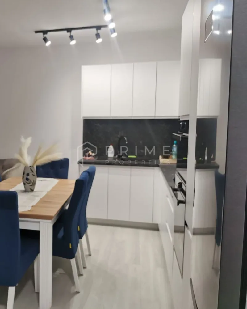 Apartament premium cu 3 camere – Concept 9 (lângă Shoppi - Vă oferim spre închiriere un apartament modern cu 3 camere, situat în prestigiosul complex rezidențial Concept 9 de pe Calea Sighișoarei. Poziționarea este una privilegiată, chiar lângă Shopping City Mall, beneficiind de o vedere directă către acesta.

Detalii proprietate:
Suprafață: 75 mp utili.
Etaj: 2 (bloc nou, construcție modernă).
Compartimentare:
Living spațios open space cu bucătărie complet echipată.
Două dormitoare primitoare.
Două băi.
Balcon deschis.
Dotări: Bucătărie complet utilată cu electrocasnice încorporate (plită pe inducție, cuptor electric, cuptor cu microunde, mașină de spălat vase, frigider), mașină de spălat rufe și aer condiționat.
Parcare: Loc de parcare subteran.

Condiții de închiriere:
Disponibilitate: Începând cu data de 1 August.
Garanție: 600 Euro.
Politică: Nu se acceptă animale de companie.

De ce să alegi Prime Properties?
Atunci când alegi o proprietate prin noi, primești la pachet siguranță, transparență și servicii complete: notari, avocați, arhitecți și consultanți imobiliari. Ne dedicăm 100% fiecărui client, iar dacă această proprietate nu se potrivește exact nevoilor tale, suntem pregătiți să găsim împreună alternativa potrivită.

📞 Pentru detalii suplimentare și programarea unei vizionări, te invităm să ne contactezi!