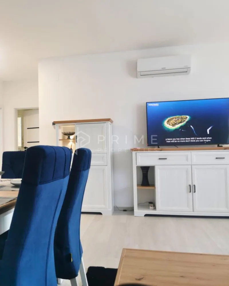 Apartament premium cu 3 camere – Concept 9 (lângă Shoppi - Vă oferim spre închiriere un apartament modern cu 3 camere, situat în prestigiosul complex rezidențial Concept 9 de pe Calea Sighișoarei. Poziționarea este una privilegiată, chiar lângă Shopping City Mall, beneficiind de o vedere directă către acesta.

Detalii proprietate:
Suprafață: 75 mp utili.
Etaj: 2 (bloc nou, construcție modernă).
Compartimentare:
Living spațios open space cu bucătărie complet echipată.
Două dormitoare primitoare.
Două băi.
Balcon deschis.
Dotări: Bucătărie complet utilată cu electrocasnice încorporate (plită pe inducție, cuptor electric, cuptor cu microunde, mașină de spălat vase, frigider), mașină de spălat rufe și aer condiționat.
Parcare: Loc de parcare subteran.

Condiții de închiriere:
Disponibilitate: Începând cu data de 1 August.
Garanție: 600 Euro.
Politică: Nu se acceptă animale de companie.

De ce să alegi Prime Properties?
Atunci când alegi o proprietate prin noi, primești la pachet siguranță, transparență și servicii complete: notari, avocați, arhitecți și consultanți imobiliari. Ne dedicăm 100% fiecărui client, iar dacă această proprietate nu se potrivește exact nevoilor tale, suntem pregătiți să găsim împreună alternativa potrivită.

📞 Pentru detalii suplimentare și programarea unei vizionări, te invităm să ne contactezi!