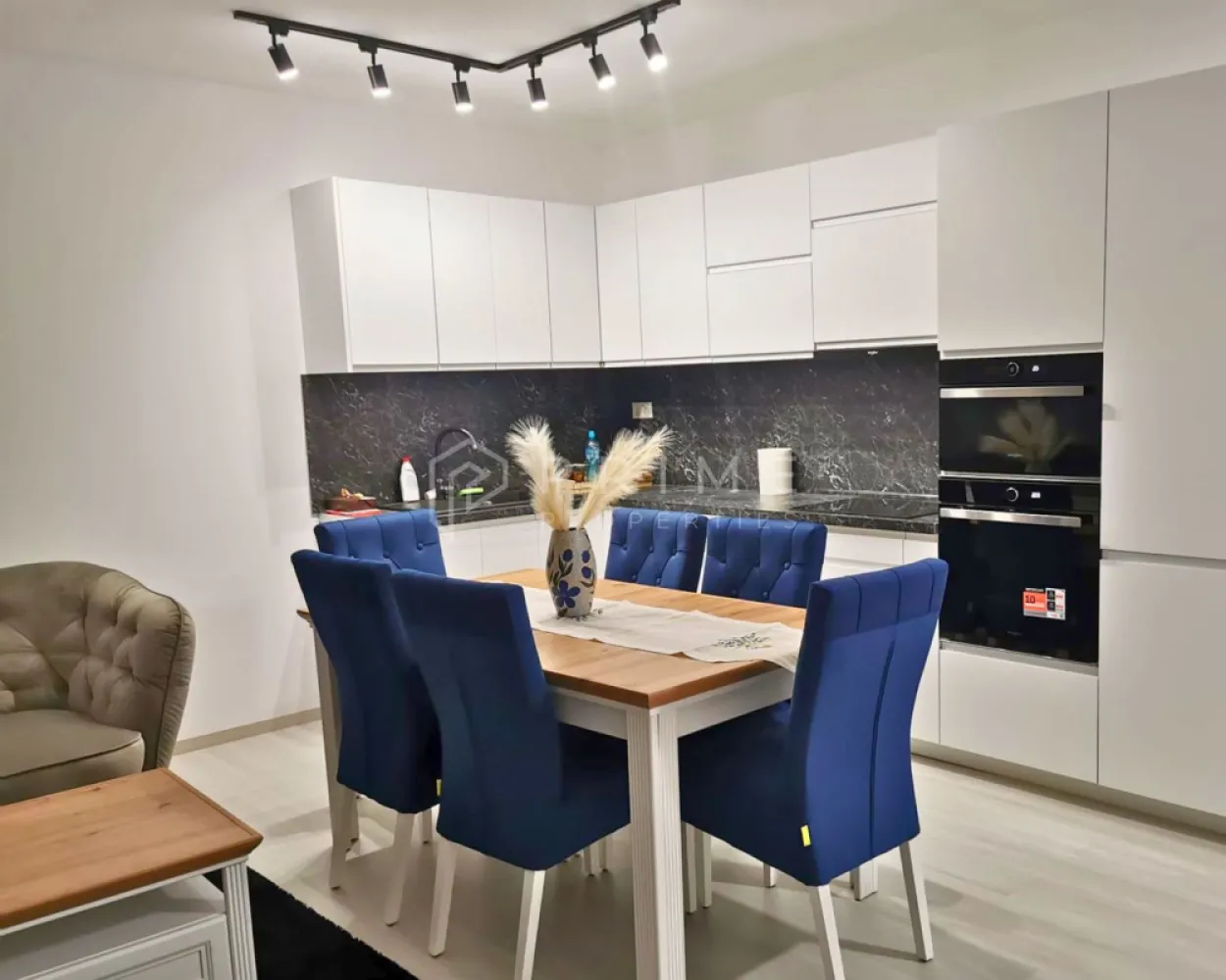 Apartament premium cu 3 camere – Concept 9 (lângă Shoppi - Vă oferim spre închiriere un apartament modern cu 3 camere, situat în prestigiosul complex rezidențial Concept 9 de pe Calea Sighișoarei. Poziționarea este una privilegiată, chiar lângă Shopping City Mall, beneficiind de o vedere directă către acesta.

Detalii proprietate:
Suprafață: 75 mp utili.
Etaj: 2 (bloc nou, construcție modernă).
Compartimentare:
Living spațios open space cu bucătărie complet echipată.
Două dormitoare primitoare.
Două băi.
Balcon deschis.
Dotări: Bucătărie complet utilată cu electrocasnice încorporate (plită pe inducție, cuptor electric, cuptor cu microunde, mașină de spălat vase, frigider), mașină de spălat rufe și aer condiționat.
Parcare: Loc de parcare subteran.

Condiții de închiriere:
Disponibilitate: Începând cu data de 1 August.
Garanție: 600 Euro.
Politică: Nu se acceptă animale de companie.

De ce să alegi Prime Properties?
Atunci când alegi o proprietate prin noi, primești la pachet siguranță, transparență și servicii complete: notari, avocați, arhitecți și consultanți imobiliari. Ne dedicăm 100% fiecărui client, iar dacă această proprietate nu se potrivește exact nevoilor tale, suntem pregătiți să găsim împreună alternativa potrivită.

📞 Pentru detalii suplimentare și programarea unei vizionări, te invităm să ne contactezi!