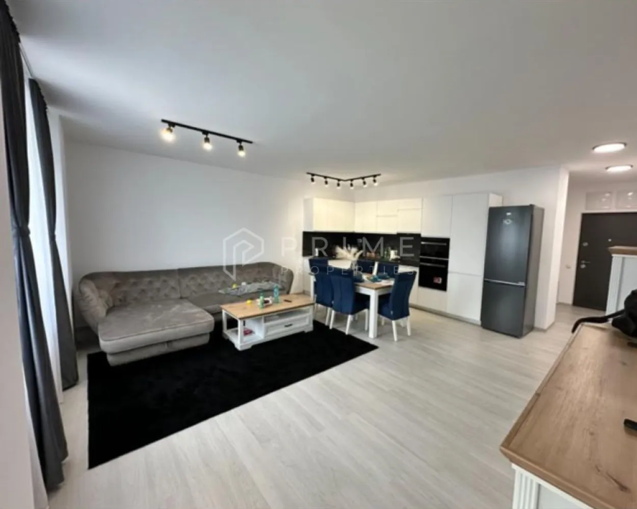Apartament premium cu 3 camere – Concept 9 (lângă Shoppi - Vă oferim spre închiriere un apartament modern cu 3 camere, situat în prestigiosul complex rezidențial Concept 9 de pe Calea Sighișoarei. Poziționarea este una privilegiată, chiar lângă Shopping City Mall, beneficiind de o vedere directă către acesta.

Detalii proprietate:
Suprafață: 75 mp utili.
Etaj: 2 (bloc nou, construcție modernă).
Compartimentare:
Living spațios open space cu bucătărie complet echipată.
Două dormitoare primitoare.
Două băi.
Balcon deschis.
Dotări: Bucătărie complet utilată cu electrocasnice încorporate (plită pe inducție, cuptor electric, cuptor cu microunde, mașină de spălat vase, frigider), mașină de spălat rufe și aer condiționat.
Parcare: Loc de parcare subteran.

Condiții de închiriere:
Disponibilitate: Începând cu data de 1 August.
Garanție: 600 Euro.
Politică: Nu se acceptă animale de companie.

De ce să alegi Prime Properties?
Atunci când alegi o proprietate prin noi, primești la pachet siguranță, transparență și servicii complete: notari, avocați, arhitecți și consultanți imobiliari. Ne dedicăm 100% fiecărui client, iar dacă această proprietate nu se potrivește exact nevoilor tale, suntem pregătiți să găsim împreună alternativa potrivită.

📞 Pentru detalii suplimentare și programarea unei vizionări, te invităm să ne contactezi!