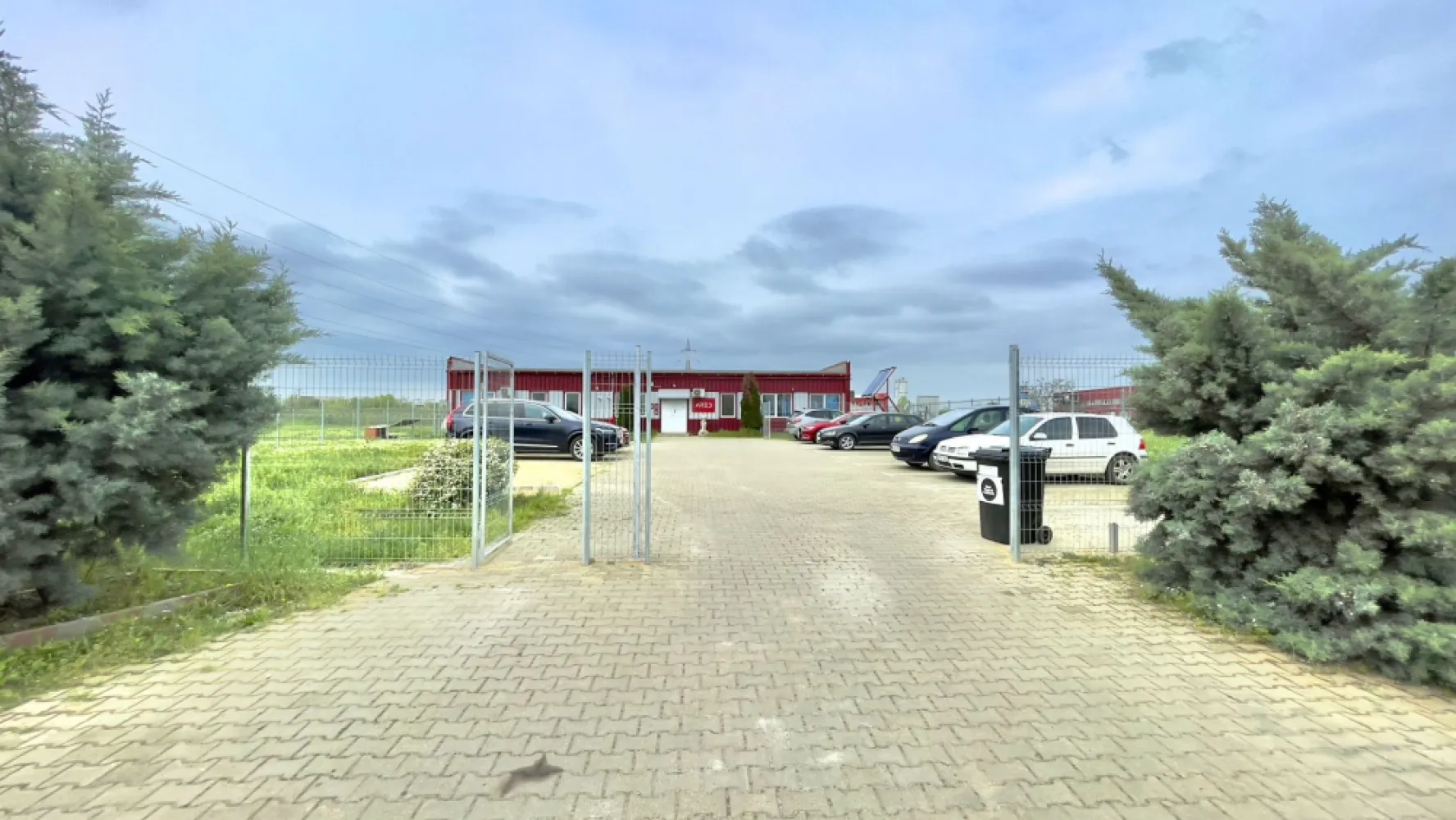 Cladire birouri - spațiu comercial cu parcări în incintă privată - Oferim spre vânzare un spațiu comercial în Parcul Industrial UTA2.
Parcul Industrial UTA2 este amplasat în partea de Nord a Municipiului Arad, cu acces direct din E68 (DN7, Centură Nord).

Imobilul este confecționat din panouri sandwich termoizolante și este compartimentat astfel:
– recepție
– 6 birouri
– 4 grupuri sanitare
– holuri
– spațiu tehnic

Suprafață construită: 333 mp
Suprafață teren: 2.561 mp

Prețul mai include și:
– 12 locuri de parcare (autoturisme)
– aprox 2.000 mp spațiu verde
- incintă împrejmuită

Caracteristicile de mai sus fac spațiul pretabil și pentru următoarele activități:
– birouri
– producție
– depozitare
– loc de joacă pentru copii

Important!
Proprietatea este scutită de impozite pe toată durata de existență a titlului de Parc industrial acordat conform ORDINULUI nr. 325 din 15 octombrie 2007.

Pentru detalii, apelați 0721356746. Florin Moș