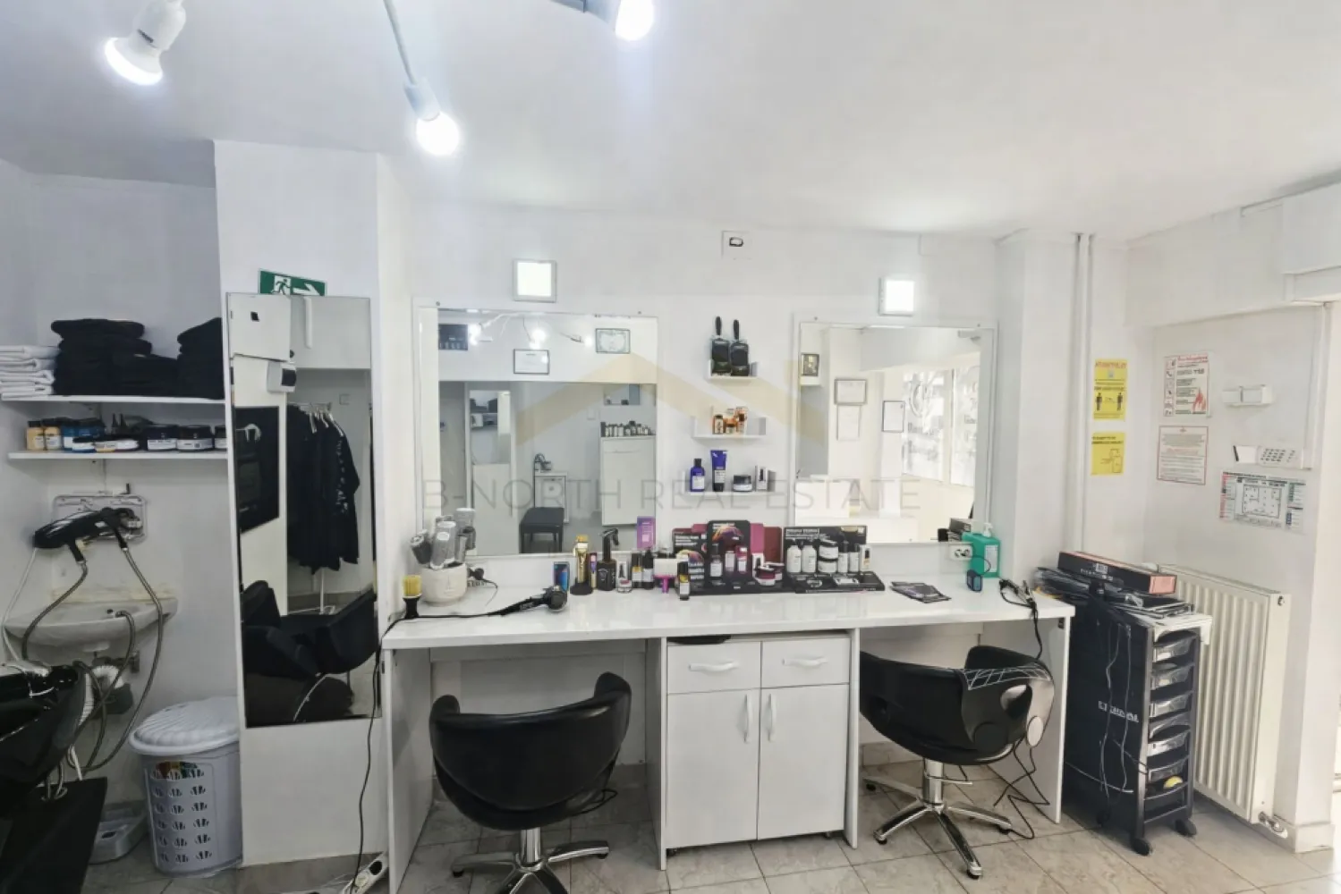 Spațiu comercial de închiriat | Mihai Bravu | Stradal | Ideal salon , birou - B-North Real Estate vă propune spre închiriere un spațiu comercial situat stradal pe Mihai Bravu, într-o zonă cu trafic intens și vizibilitate excelentă.

Spațiul a funcționat cu succes ca salon de coafură în ultimii 15 ani, beneficiind de un vad comercial format și de o locație consacrată pentru activități de servicii. Datorită compartimentării și amplasării sale, proprietatea poate fi utilizată atât pentru activități din domeniul beauty, cât și pentru birouri, cabinete, agenții, servicii profesionale sau alte activități comerciale.

Caracteristici principale:

Spațiu comercial stradal
Vizibilitate excelentă
Vad comercial format
Zonă cu trafic pietonal și auto intens
Acces facil pentru clienți

Destinații recomandate:

Coafor
Frizerie
Manichiură – pedichiură
Salon de înfrumusețare
Birou de consultanță
Agenție servicii
Cabinet profesional
Activități comerciale diverse
Beneficii și avantaje ale zonei
Amplasare pe Mihai Bravu
Trafic pietonal și auto ridicat
Acces rapid la mijloace de transport în comun
Zonă comercială consacrată
Expunere excelentă pentru promovarea activității
Potențial ridicat de dezvoltare a afacerii

Preț și condiții:

Chirie: 750 euro/lună

Pentru detalii suplimentare și programarea unei vizionări, contactați B-North Real Estate.