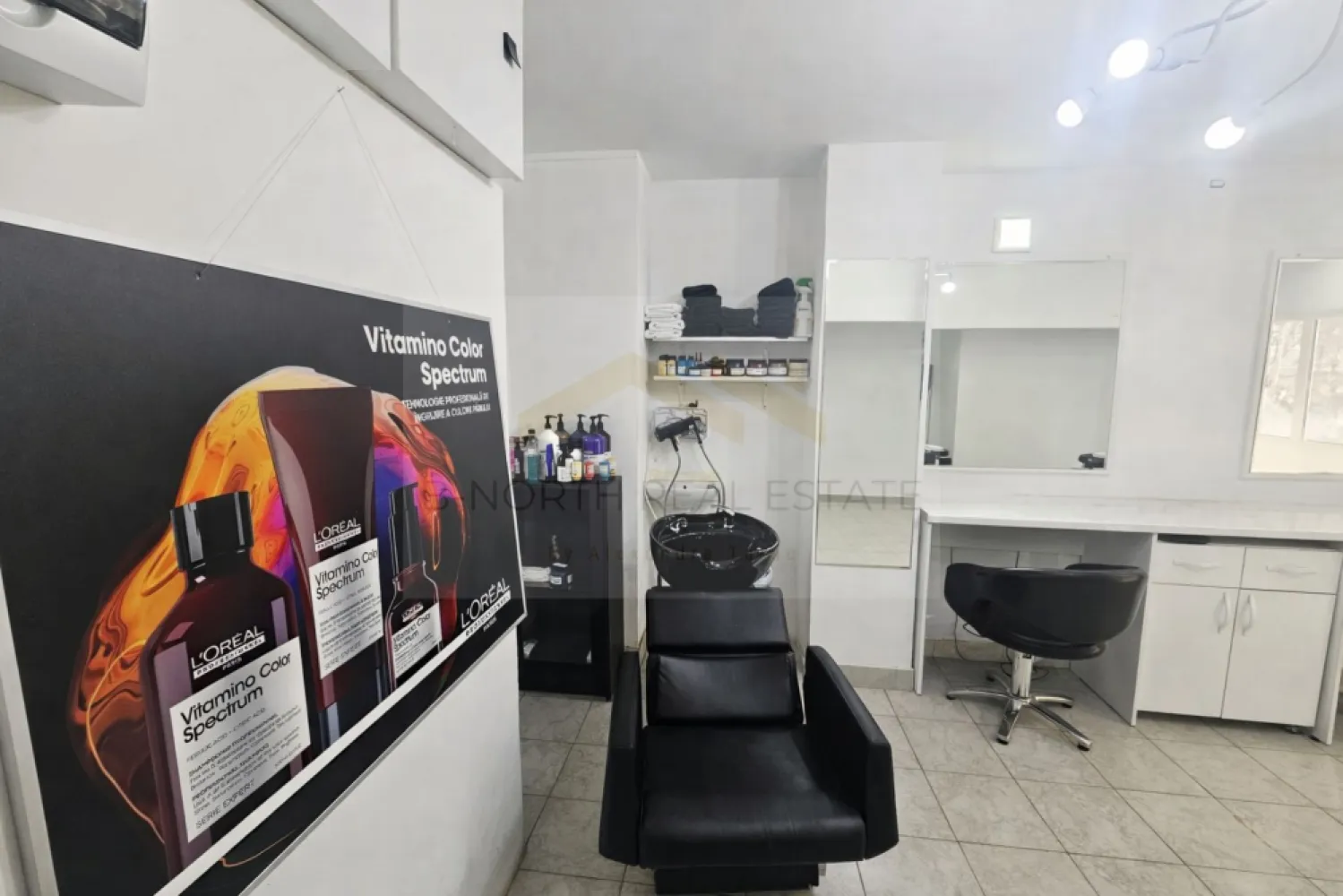 Spațiu comercial de închiriat | Mihai Bravu | Stradal | Ideal salon , birou - B-North Real Estate vă propune spre închiriere un spațiu comercial situat stradal pe Mihai Bravu, într-o zonă cu trafic intens și vizibilitate excelentă.

Spațiul a funcționat cu succes ca salon de coafură în ultimii 15 ani, beneficiind de un vad comercial format și de o locație consacrată pentru activități de servicii. Datorită compartimentării și amplasării sale, proprietatea poate fi utilizată atât pentru activități din domeniul beauty, cât și pentru birouri, cabinete, agenții, servicii profesionale sau alte activități comerciale.

Caracteristici principale:

Spațiu comercial stradal
Vizibilitate excelentă
Vad comercial format
Zonă cu trafic pietonal și auto intens
Acces facil pentru clienți

Destinații recomandate:

Coafor
Frizerie
Manichiură – pedichiură
Salon de înfrumusețare
Birou de consultanță
Agenție servicii
Cabinet profesional
Activități comerciale diverse
Beneficii și avantaje ale zonei
Amplasare pe Mihai Bravu
Trafic pietonal și auto ridicat
Acces rapid la mijloace de transport în comun
Zonă comercială consacrată
Expunere excelentă pentru promovarea activității
Potențial ridicat de dezvoltare a afacerii

Preț și condiții:

Chirie: 750 euro/lună

Pentru detalii suplimentare și programarea unei vizionări, contactați B-North Real Estate.