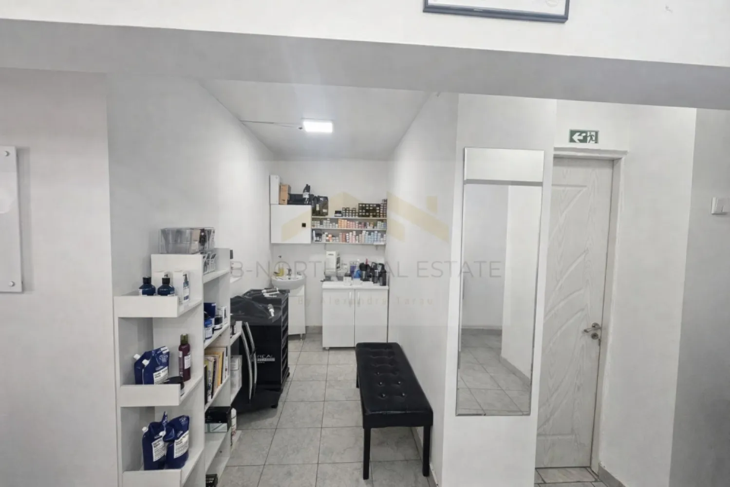 Spațiu comercial de închiriat | Mihai Bravu | Stradal | Ideal salon , birou - B-North Real Estate vă propune spre închiriere un spațiu comercial situat stradal pe Mihai Bravu, într-o zonă cu trafic intens și vizibilitate excelentă.

Spațiul a funcționat cu succes ca salon de coafură în ultimii 15 ani, beneficiind de un vad comercial format și de o locație consacrată pentru activități de servicii. Datorită compartimentării și amplasării sale, proprietatea poate fi utilizată atât pentru activități din domeniul beauty, cât și pentru birouri, cabinete, agenții, servicii profesionale sau alte activități comerciale.

Caracteristici principale:

Spațiu comercial stradal
Vizibilitate excelentă
Vad comercial format
Zonă cu trafic pietonal și auto intens
Acces facil pentru clienți

Destinații recomandate:

Coafor
Frizerie
Manichiură – pedichiură
Salon de înfrumusețare
Birou de consultanță
Agenție servicii
Cabinet profesional
Activități comerciale diverse
Beneficii și avantaje ale zonei
Amplasare pe Mihai Bravu
Trafic pietonal și auto ridicat
Acces rapid la mijloace de transport în comun
Zonă comercială consacrată
Expunere excelentă pentru promovarea activității
Potențial ridicat de dezvoltare a afacerii

Preț și condiții:

Chirie: 750 euro/lună

Pentru detalii suplimentare și programarea unei vizionări, contactați B-North Real Estate.