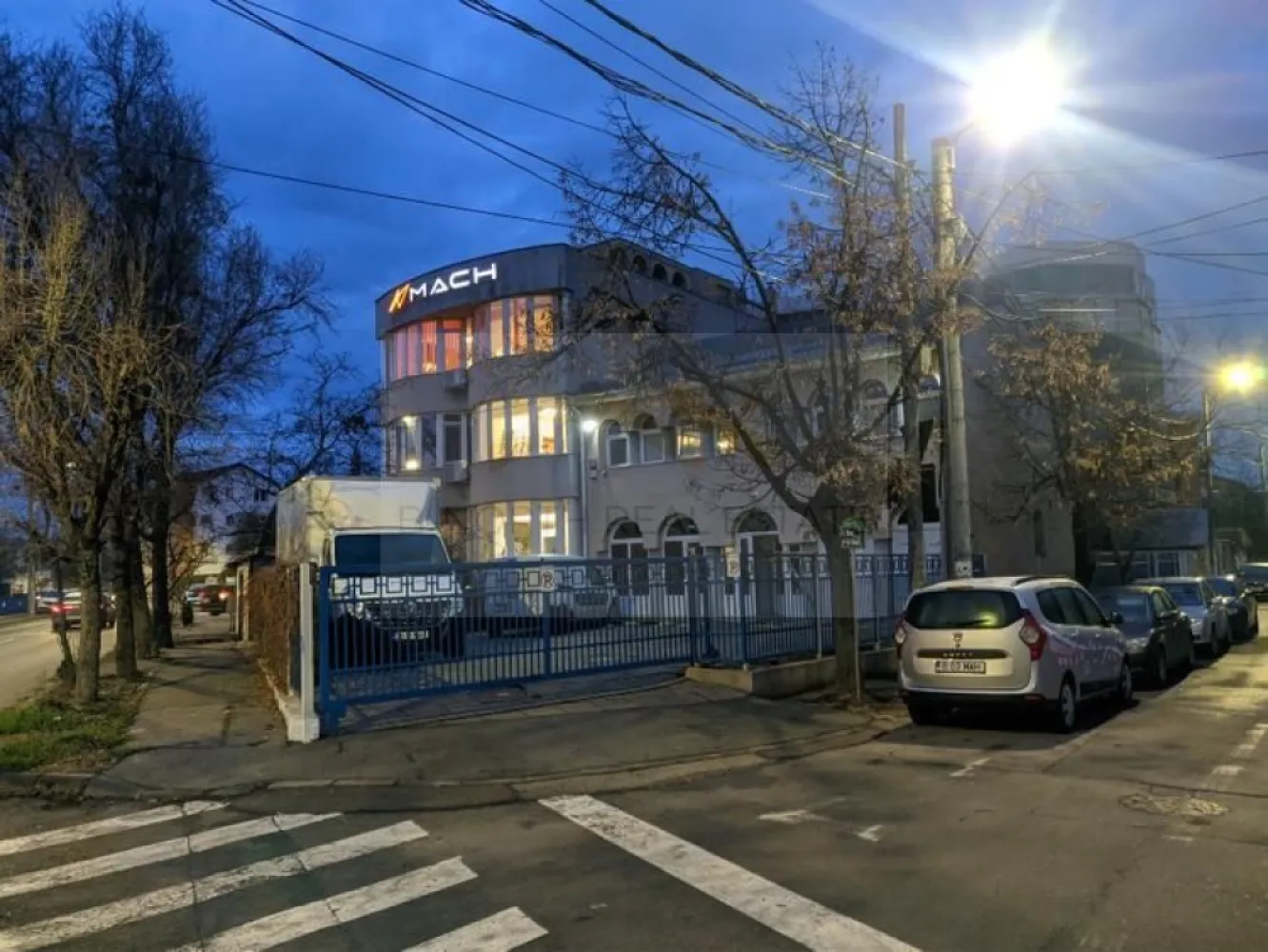 Clădiri de birouri de închiriat Sector 4 – 1.100 mp, vizibilitate stradală - B-North Real Estate vă propune spre închiriere un ansamblu format din două clădiri moderne consecutive, situate într-o zonă centrală a Sectorului 4, ideale pentru companii care își doresc un sediu reprezentativ, cu vizibilitate excelentă și acces facil.

Proprietatea are o suprafață totală de aproximativ 1.100 mp și oferă flexibilitate maximă, clădirile putând fi închiriate separat sau integral, în funcție de necesitățile chiriașului. De asemenea, subînchirierea spațiilor este permisă, ceea ce face proprietatea ideală pentru companii mari, operatori de birouri, centre de servicii sau investitori.

Fiecare clădire are regim de înălțime S+P+2E+M, spații luminoase, compartimentare eficientă și posibilitate de personalizare pentru diverse tipuri de activități profesionale. Accesul stradal direct, parcările private și posibilitatea de conectare între cele două imobile completează avantajele acestei proprietăți.

Caracteristici principale:

Suprafață totală: ~1.100 mp
Clădirile se pot închiria separat sau împreună
Subînchirierea spațiilor este permisă

Clădire 1: S+P+2E+M – 418 mp utili
6 locuri de parcare
Anexă depozitare: 15 mp

Clădire 2: S+P+2E+M – 508 mp utili
6 locuri de parcare
Teren total: ~660 mp (260 mp + 404 mp)

Acces stradal direct și vizibilitate foarte bună
Compartimentare flexibilă
Posibilitate de conectare între clădiri
Finisaje moderne, ferestre mari, lumină naturală
Costuri administrative: 2 euro/mp
Documente complete (cadastru și proprietari clari)

Potrivit pentru:

Sediu firmă mare / corporație
Operator de birouri / spații flexibile
Clădire de birouri multi-companie
Centru de servicii / call-center
Centru de afaceri

Avantaje:

Zonă centrală, ușor accesibilă – Sector 4
Parcări private incluse (minimum 12 locuri)
Vizibilitate stradală excelentă
Flexibilitate contractuală (închiriere separată + subînchiriere permisă)
Posibilitate de personalizare a spațiilor
Preț: 10 euro / mp negociabil

📞 Pentru detalii suplimentare și programarea unei vizionări, vă stăm la dispoziție.