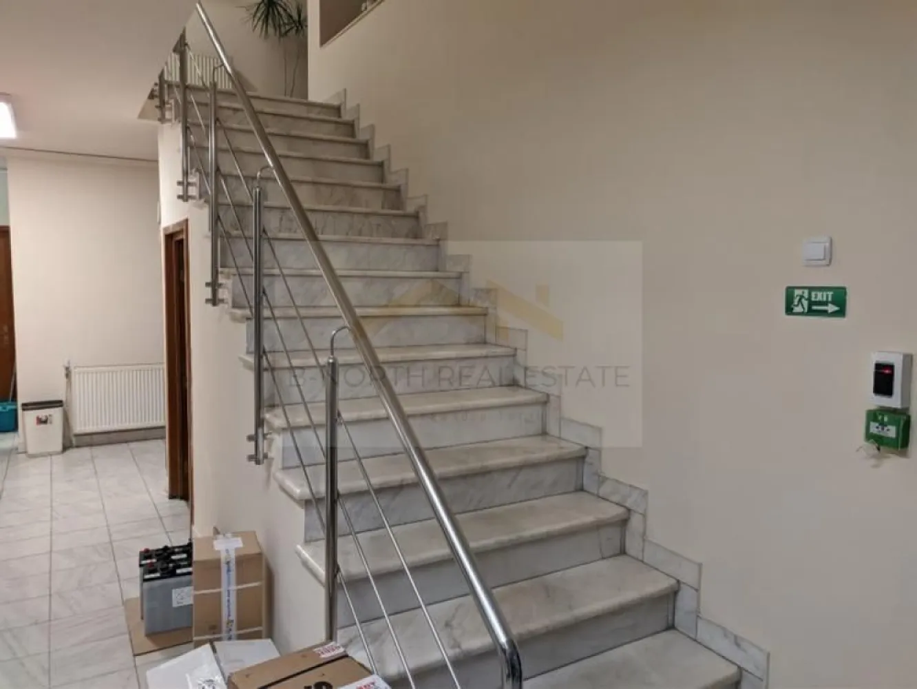 Clădiri de birouri de închiriat Sector 4 – 1.100 mp, vizibilitate stradală - B-North Real Estate vă propune spre închiriere un ansamblu format din două clădiri moderne consecutive, situate într-o zonă centrală a Sectorului 4, ideale pentru companii care își doresc un sediu reprezentativ, cu vizibilitate excelentă și acces facil.

Proprietatea are o suprafață totală de aproximativ 1.100 mp și oferă flexibilitate maximă, clădirile putând fi închiriate separat sau integral, în funcție de necesitățile chiriașului. De asemenea, subînchirierea spațiilor este permisă, ceea ce face proprietatea ideală pentru companii mari, operatori de birouri, centre de servicii sau investitori.

Fiecare clădire are regim de înălțime S+P+2E+M, spații luminoase, compartimentare eficientă și posibilitate de personalizare pentru diverse tipuri de activități profesionale. Accesul stradal direct, parcările private și posibilitatea de conectare între cele două imobile completează avantajele acestei proprietăți.

Caracteristici principale:

Suprafață totală: ~1.100 mp
Clădirile se pot închiria separat sau împreună
Subînchirierea spațiilor este permisă

Clădire 1: S+P+2E+M – 418 mp utili
6 locuri de parcare
Anexă depozitare: 15 mp

Clădire 2: S+P+2E+M – 508 mp utili
6 locuri de parcare
Teren total: ~660 mp (260 mp + 404 mp)

Acces stradal direct și vizibilitate foarte bună
Compartimentare flexibilă
Posibilitate de conectare între clădiri
Finisaje moderne, ferestre mari, lumină naturală
Costuri administrative: 2 euro/mp
Documente complete (cadastru și proprietari clari)

Potrivit pentru:

Sediu firmă mare / corporație
Operator de birouri / spații flexibile
Clădire de birouri multi-companie
Centru de servicii / call-center
Centru de afaceri

Avantaje:

Zonă centrală, ușor accesibilă – Sector 4
Parcări private incluse (minimum 12 locuri)
Vizibilitate stradală excelentă
Flexibilitate contractuală (închiriere separată + subînchiriere permisă)
Posibilitate de personalizare a spațiilor
Preț: 10 euro / mp negociabil

📞 Pentru detalii suplimentare și programarea unei vizionări, vă stăm la dispoziție.