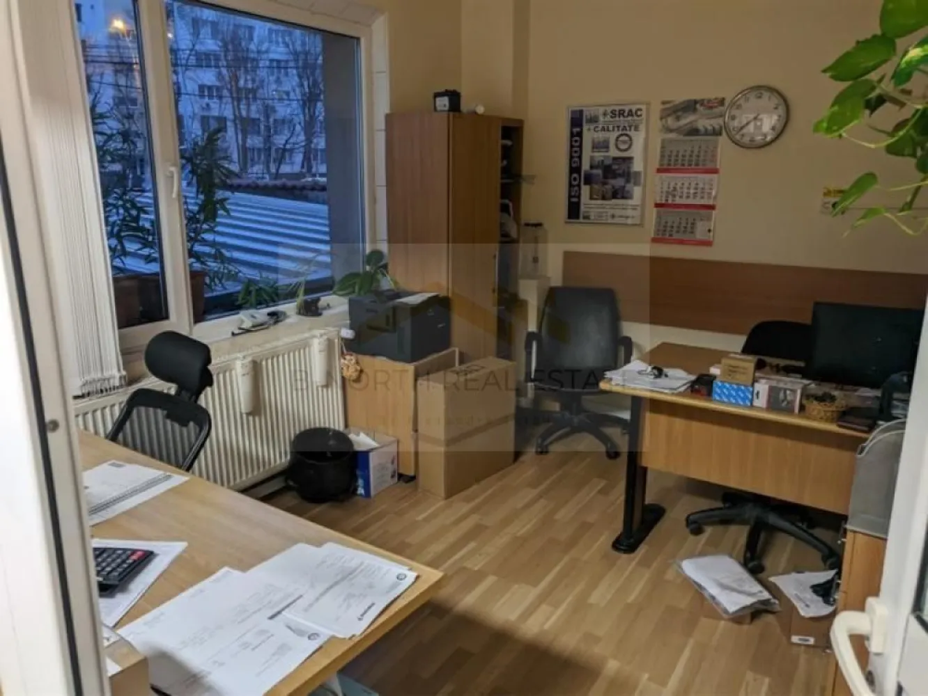 Clădiri de birouri de închiriat Sector 4 – 1.100 mp, vizibilitate stradală - B-North Real Estate vă propune spre închiriere un ansamblu format din două clădiri moderne consecutive, situate într-o zonă centrală a Sectorului 4, ideale pentru companii care își doresc un sediu reprezentativ, cu vizibilitate excelentă și acces facil.

Proprietatea are o suprafață totală de aproximativ 1.100 mp și oferă flexibilitate maximă, clădirile putând fi închiriate separat sau integral, în funcție de necesitățile chiriașului. De asemenea, subînchirierea spațiilor este permisă, ceea ce face proprietatea ideală pentru companii mari, operatori de birouri, centre de servicii sau investitori.

Fiecare clădire are regim de înălțime S+P+2E+M, spații luminoase, compartimentare eficientă și posibilitate de personalizare pentru diverse tipuri de activități profesionale. Accesul stradal direct, parcările private și posibilitatea de conectare între cele două imobile completează avantajele acestei proprietăți.

Caracteristici principale:

Suprafață totală: ~1.100 mp
Clădirile se pot închiria separat sau împreună
Subînchirierea spațiilor este permisă

Clădire 1: S+P+2E+M – 418 mp utili
6 locuri de parcare
Anexă depozitare: 15 mp

Clădire 2: S+P+2E+M – 508 mp utili
6 locuri de parcare
Teren total: ~660 mp (260 mp + 404 mp)

Acces stradal direct și vizibilitate foarte bună
Compartimentare flexibilă
Posibilitate de conectare între clădiri
Finisaje moderne, ferestre mari, lumină naturală
Costuri administrative: 2 euro/mp
Documente complete (cadastru și proprietari clari)

Potrivit pentru:

Sediu firmă mare / corporație
Operator de birouri / spații flexibile
Clădire de birouri multi-companie
Centru de servicii / call-center
Centru de afaceri

Avantaje:

Zonă centrală, ușor accesibilă – Sector 4
Parcări private incluse (minimum 12 locuri)
Vizibilitate stradală excelentă
Flexibilitate contractuală (închiriere separată + subînchiriere permisă)
Posibilitate de personalizare a spațiilor
Preț: 10 euro / mp negociabil

📞 Pentru detalii suplimentare și programarea unei vizionări, vă stăm la dispoziție.