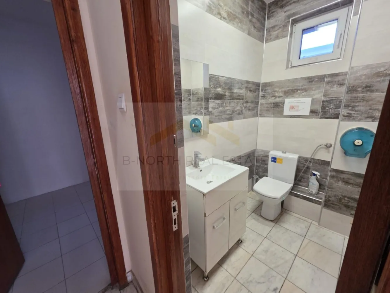 Clădiri de birouri de închiriat Sector 4 – 1.100 mp, vizibilitate stradală