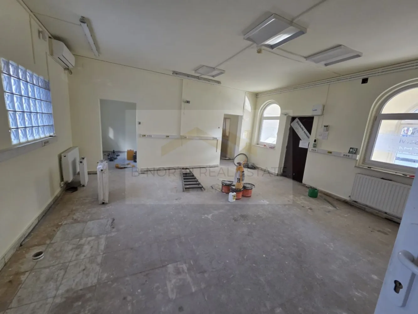 Clădiri de birouri de închiriat Sector 4 – 1.100 mp, vizibilitate stradală