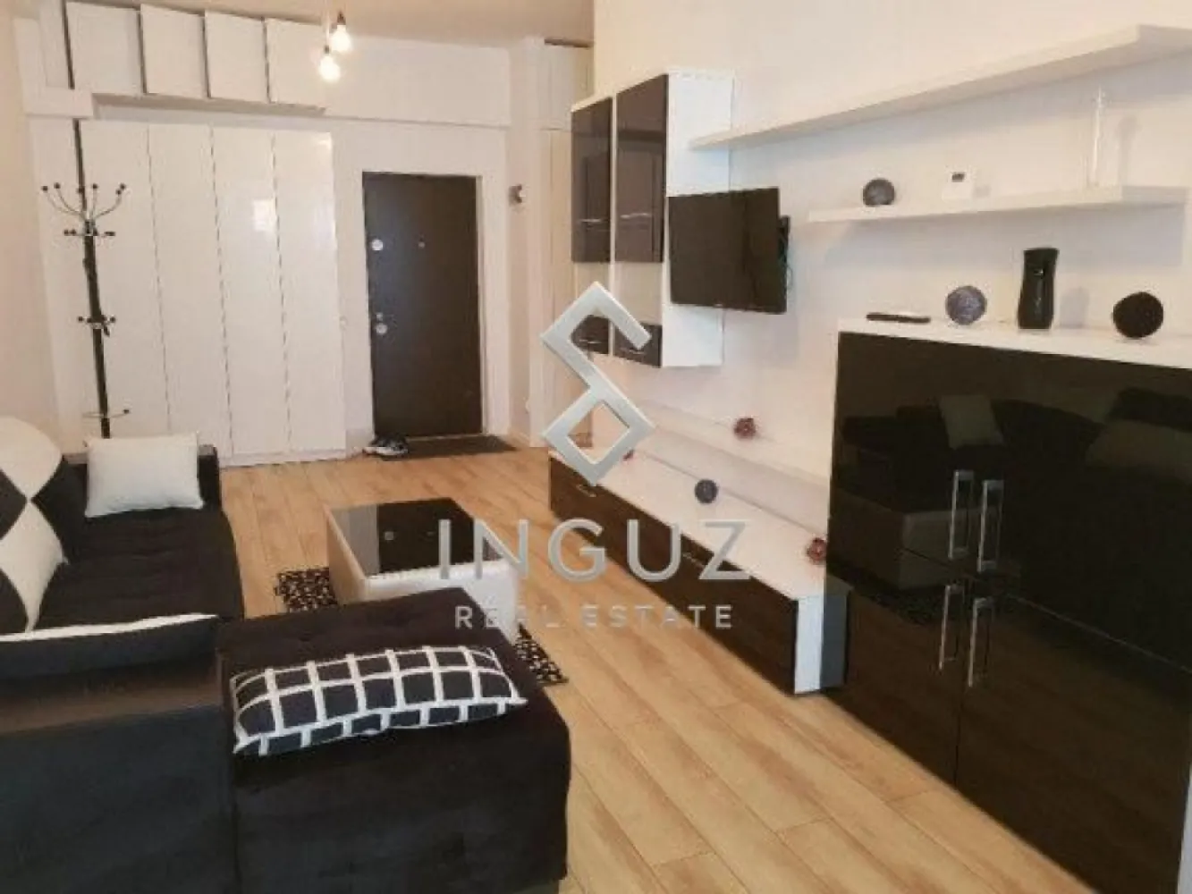 DE ÎNCHIRIAT – APARTAMENT 2 CAMERE – ALBA IULIA / MALL VITAN - DE ÎNCHIRIAT – APARTAMENT 2 CAMERE – ALBA IULIA / MALL VITAN

Oferim spre închiriere un apartament modern cu 2 camere, situat într-un imobil construit în 2017, la doar câțiva pași de Piața Alba Iulia și Mall Vitan.

Detalii proprietate:
• 2 camere
• Etaj 2/7
• Bloc construit în 2017
• Centrală termică proprie
• Aer condiționat
• Balcon
• Complet mobilat și utilat
• Mașină de spălat rufe + uscător
• 2 televizoare

Localizare:
• Aprox. 50 m de Rond Alba Iulia
• 2 minute de mers pe jos până la Mall Vitan
• Acces rapid către Metrou Piața Muncii și Metrou Dristor
• Zonă liniștită, cu multiple facilități în apropiere

Alte detalii:
• Costuri reduse de întreținere
• Posibilitate loc de parcare (contra cost)
• Ideal pentru maximum 2 persoane
• Fără animale de companie

Preț: (la cerere)

Comision agenție: 50% din prima lună de chirie.
