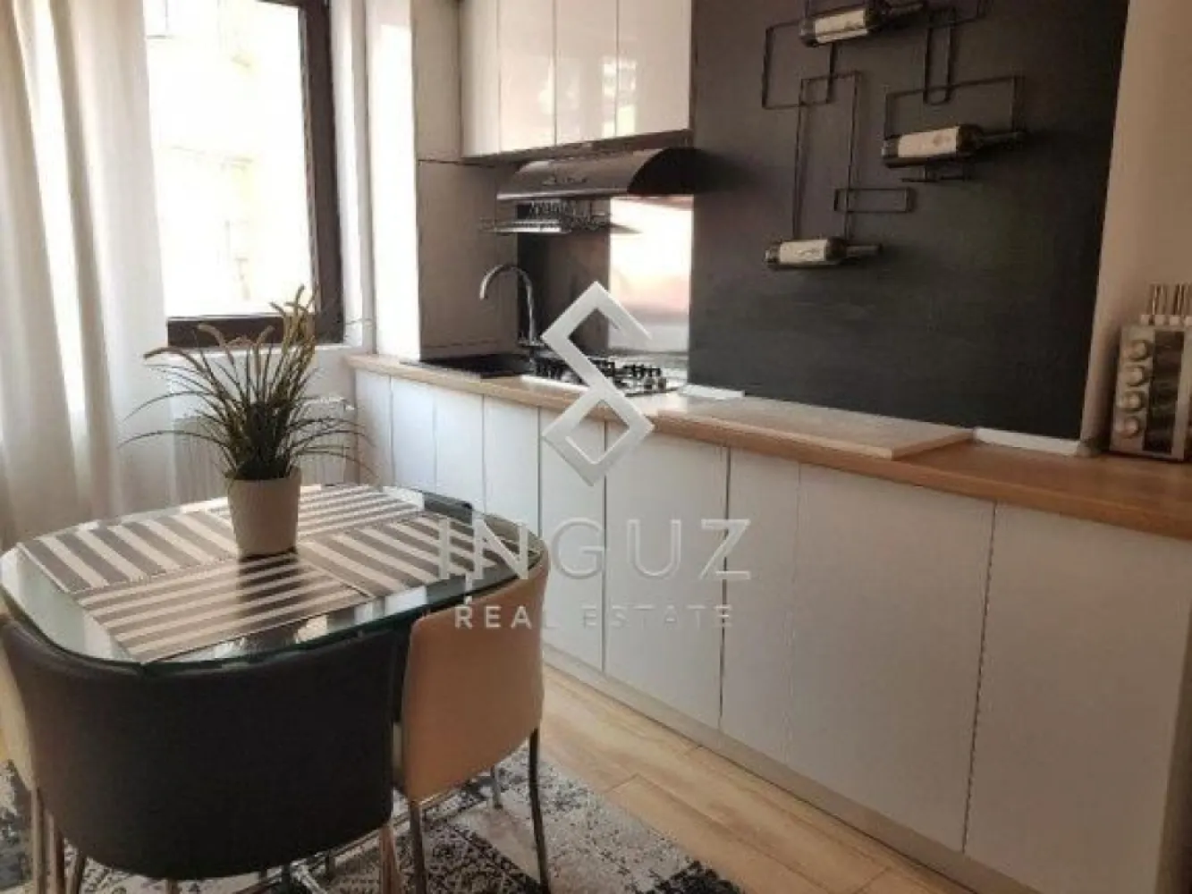 DE ÎNCHIRIAT – APARTAMENT 2 CAMERE – ALBA IULIA / MALL VITAN - DE ÎNCHIRIAT – APARTAMENT 2 CAMERE – ALBA IULIA / MALL VITAN

Oferim spre închiriere un apartament modern cu 2 camere, situat într-un imobil construit în 2017, la doar câțiva pași de Piața Alba Iulia și Mall Vitan.

Detalii proprietate:
• 2 camere
• Etaj 2/7
• Bloc construit în 2017
• Centrală termică proprie
• Aer condiționat
• Balcon
• Complet mobilat și utilat
• Mașină de spălat rufe + uscător
• 2 televizoare

Localizare:
• Aprox. 50 m de Rond Alba Iulia
• 2 minute de mers pe jos până la Mall Vitan
• Acces rapid către Metrou Piața Muncii și Metrou Dristor
• Zonă liniștită, cu multiple facilități în apropiere

Alte detalii:
• Costuri reduse de întreținere
• Posibilitate loc de parcare (contra cost)
• Ideal pentru maximum 2 persoane
• Fără animale de companie

Preț: (la cerere)

Comision agenție: 50% din prima lună de chirie.