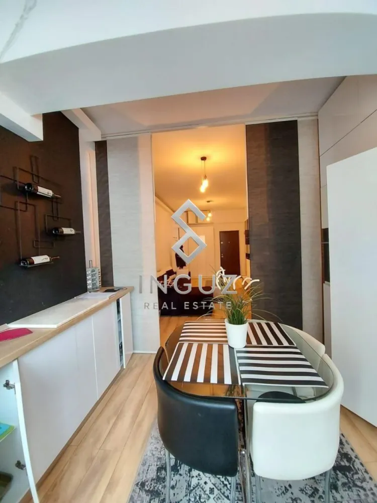 DE ÎNCHIRIAT – APARTAMENT 2 CAMERE – ALBA IULIA / MALL VITAN - DE ÎNCHIRIAT – APARTAMENT 2 CAMERE – ALBA IULIA / MALL VITAN

Oferim spre închiriere un apartament modern cu 2 camere, situat într-un imobil construit în 2017, la doar câțiva pași de Piața Alba Iulia și Mall Vitan.

Detalii proprietate:
• 2 camere
• Etaj 2/7
• Bloc construit în 2017
• Centrală termică proprie
• Aer condiționat
• Balcon
• Complet mobilat și utilat
• Mașină de spălat rufe + uscător
• 2 televizoare

Localizare:
• Aprox. 50 m de Rond Alba Iulia
• 2 minute de mers pe jos până la Mall Vitan
• Acces rapid către Metrou Piața Muncii și Metrou Dristor
• Zonă liniștită, cu multiple facilități în apropiere

Alte detalii:
• Costuri reduse de întreținere
• Posibilitate loc de parcare (contra cost)
• Ideal pentru maximum 2 persoane
• Fără animale de companie

Preț: (la cerere)

Comision agenție: 50% din prima lună de chirie.