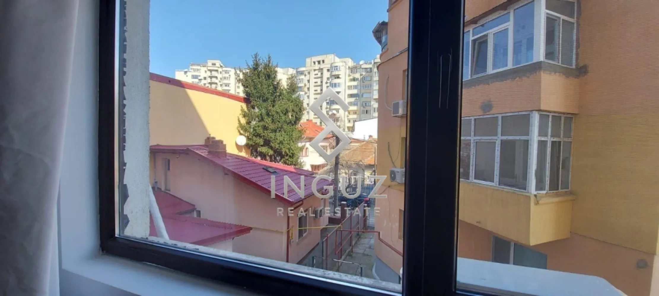 DE ÎNCHIRIAT – APARTAMENT 2 CAMERE – ALBA IULIA / MALL VITAN - DE ÎNCHIRIAT – APARTAMENT 2 CAMERE – ALBA IULIA / MALL VITAN

Oferim spre închiriere un apartament modern cu 2 camere, situat într-un imobil construit în 2017, la doar câțiva pași de Piața Alba Iulia și Mall Vitan.

Detalii proprietate:
• 2 camere
• Etaj 2/7
• Bloc construit în 2017
• Centrală termică proprie
• Aer condiționat
• Balcon
• Complet mobilat și utilat
• Mașină de spălat rufe + uscător
• 2 televizoare

Localizare:
• Aprox. 50 m de Rond Alba Iulia
• 2 minute de mers pe jos până la Mall Vitan
• Acces rapid către Metrou Piața Muncii și Metrou Dristor
• Zonă liniștită, cu multiple facilități în apropiere

Alte detalii:
• Costuri reduse de întreținere
• Posibilitate loc de parcare (contra cost)
• Ideal pentru maximum 2 persoane
• Fără animale de companie

Preț: (la cerere)

Comision agenție: 50% din prima lună de chirie.