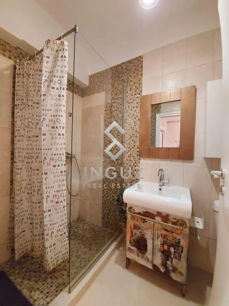 DE ÎNCHIRIAT – APARTAMENT 2 CAMERE – ALBA IULIA / MALL VITAN - DE ÎNCHIRIAT – APARTAMENT 2 CAMERE – ALBA IULIA / MALL VITAN

Oferim spre închiriere un apartament modern cu 2 camere, situat într-un imobil construit în 2017, la doar câțiva pași de Piața Alba Iulia și Mall Vitan.

Detalii proprietate:
• 2 camere
• Etaj 2/7
• Bloc construit în 2017
• Centrală termică proprie
• Aer condiționat
• Balcon
• Complet mobilat și utilat
• Mașină de spălat rufe + uscător
• 2 televizoare

Localizare:
• Aprox. 50 m de Rond Alba Iulia
• 2 minute de mers pe jos până la Mall Vitan
• Acces rapid către Metrou Piața Muncii și Metrou Dristor
• Zonă liniștită, cu multiple facilități în apropiere

Alte detalii:
• Costuri reduse de întreținere
• Posibilitate loc de parcare (contra cost)
• Ideal pentru maximum 2 persoane
• Fără animale de companie

Preț: (la cerere)

Comision agenție: 50% din prima lună de chirie.