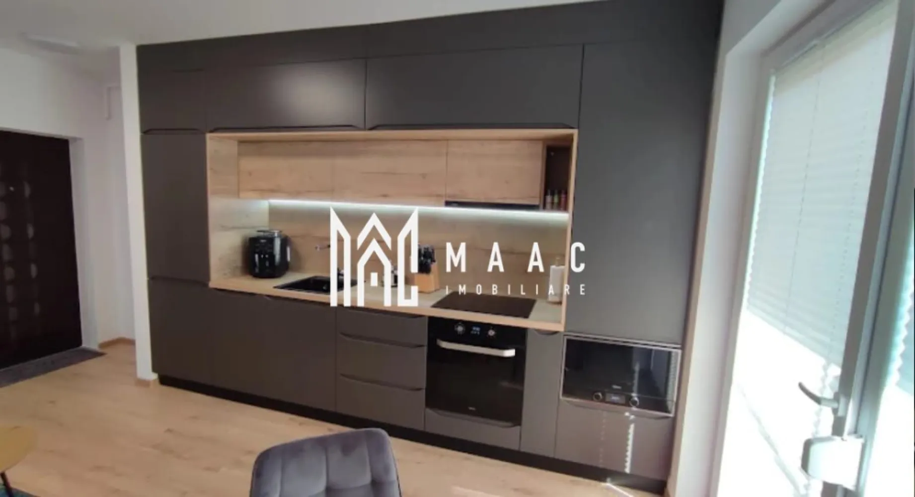 Apartament 2 camere I Turnișor I Vedere Panoramică - MAAC Imobiliare vă propune spre vânzare un apartament modern, situat în cartierul Turnișor – Sibiu, într-un imobil nou, finalizat în 2023, dotat cu lift și construit la standarde actuale de confort. Apartamentul este amplasat la etajul 3 și beneficiază de vedere frumoasă către munți, oferind lumină naturală și un ambient plăcut. Detalii proprietate: Suprafață utilă: 37 mp Compartimentare practică și luminoasă Loc de parcare inclus 🏡 Se vinde complet mobilat și utilat, exact ca în poze: Mobilier premium din lemn masiv Bucătărie realizată la comandă, cu spații de depozitare optimizate Electrocasnice incluse: plită electrică, hotă, frigider combi, cuptor cu microunde, mașină de spălat vase, aparat de cafea Baie cu geam pentru aerisire naturală, dotată cu mașină de spălat cu uscător Rulouri la geamuri pentru confort termic și intimitate Finisaje moderne, stare excelentă – gata de mutare Apartamentul este ideal atât pentru locuință proprie, cât și pentru investiție (închiriere), fiind situat într-o zonă liniștită, cu acces rapid către oraș, magazine și mijloace de transport. 📸 Se vinde exact ca în poze. Pentru mai multe detalii și vizionări, precizati telefonic ca ati vazut anuntul cu ID: CP2904015 }}