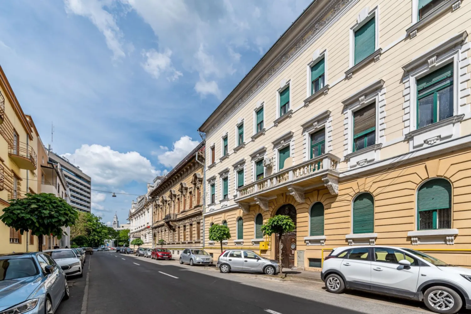 Apartament 98 mp pe bulevardul Decebal, fatada renovata Comision 0 - Comision 0%
O ocazie pentru cei care își doresc un apartament spațios într-una dintre cele mai bune zone ale orașului, ideal atât pentru locuință premium, cât și pentru investiție.
Situat ultracentral, pe Bulevardul Decebal, apartamentul se află la etajul 2 din 2 al unei clădiri cu fațada complet renovată și impresionează prin suprafața generoasă și luminozitatea naturală.

Detalii proprietate:
Suprafață utilă 70 mp
2 camere mari si luminoase
Ferestre înalte
Hol de intrare generos
Compartimentare excelentă
Clădire cu fațada renovată

Apartamentul necesită renovare completă, însă tocmai acest aspect oferă posibilitatea amenajării personalizate într-un stil modern, elegant sau chiar boutique/classic, păstrând farmecul unei proprietăți ultracentrale autentice.

Datorită poziționării excelente și suprafeței generoase, proprietatea este ideală pentru:
locuință exclusivistă;
birou/notariat/cabinet;
regim hotelier premium;
investiție pe termen lung.

📞 Pentru detalii și programarea unei vizionări:
Blaga Flavius – 0754467525 Consultant imobiliar acreditat APAIR (Asociația Profesională a Agenților Imobiliari din România)

Nu dispui de toată suma? Te ajutăm noi gratuit! Îți obținem oferte de la 16 bănci.
Ai o proprietate de vânzare în Arad și vrei să știi cât valorează cu adevărat?

Birou: ACASĂ | Agenție imobiliară Arad
Adresă: Bulevardul Decebal 2, Arad 310133