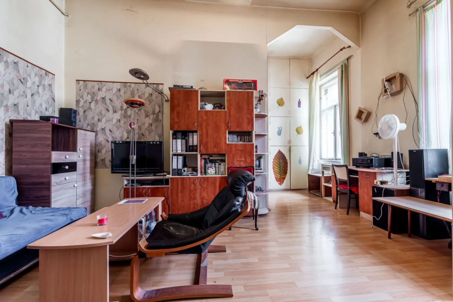 Apartament 98 mp pe bulevardul Decebal, fatada renovata Comision 0 - Comision 0%
O ocazie pentru cei care își doresc un apartament spațios într-una dintre cele mai bune zone ale orașului, ideal atât pentru locuință premium, cât și pentru investiție.
Situat ultracentral, pe Bulevardul Decebal, apartamentul se află la etajul 2 din 2 al unei clădiri cu fațada complet renovată și impresionează prin suprafața generoasă și luminozitatea naturală.

Detalii proprietate:
Suprafață utilă 70 mp
2 camere mari si luminoase
Ferestre înalte
Hol de intrare generos
Compartimentare excelentă
Clădire cu fațada renovată

Apartamentul necesită renovare completă, însă tocmai acest aspect oferă posibilitatea amenajării personalizate într-un stil modern, elegant sau chiar boutique/classic, păstrând farmecul unei proprietăți ultracentrale autentice.

Datorită poziționării excelente și suprafeței generoase, proprietatea este ideală pentru:
locuință exclusivistă;
birou/notariat/cabinet;
regim hotelier premium;
investiție pe termen lung.

📞 Pentru detalii și programarea unei vizionări:
Blaga Flavius – 0754467525 Consultant imobiliar acreditat APAIR (Asociația Profesională a Agenților Imobiliari din România)

Nu dispui de toată suma? Te ajutăm noi gratuit! Îți obținem oferte de la 16 bănci.
Ai o proprietate de vânzare în Arad și vrei să știi cât valorează cu adevărat?

Birou: ACASĂ | Agenție imobiliară Arad
Adresă: Bulevardul Decebal 2, Arad 310133