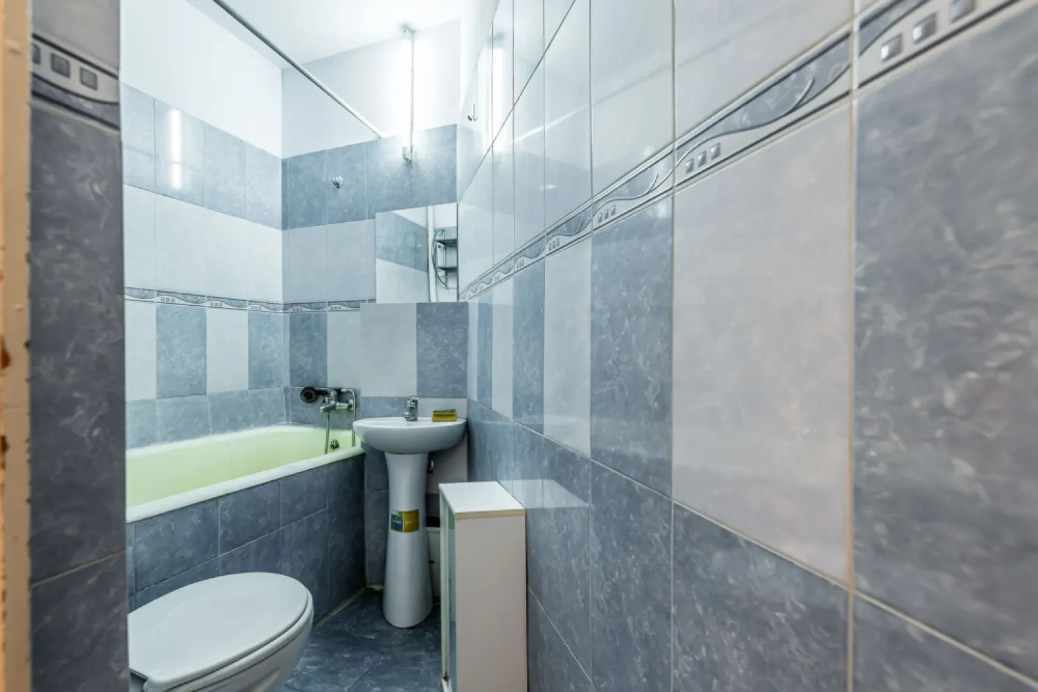 Apartament 98 mp pe bulevardul Decebal, fatada renovata Comision 0 - Comision 0%
O ocazie pentru cei care își doresc un apartament spațios într-una dintre cele mai bune zone ale orașului, ideal atât pentru locuință premium, cât și pentru investiție.
Situat ultracentral, pe Bulevardul Decebal, apartamentul se află la etajul 2 din 2 al unei clădiri cu fațada complet renovată și impresionează prin suprafața generoasă și luminozitatea naturală.

Detalii proprietate:
Suprafață utilă 70 mp
2 camere mari si luminoase
Ferestre înalte
Hol de intrare generos
Compartimentare excelentă
Clădire cu fațada renovată

Apartamentul necesită renovare completă, însă tocmai acest aspect oferă posibilitatea amenajării personalizate într-un stil modern, elegant sau chiar boutique/classic, păstrând farmecul unei proprietăți ultracentrale autentice.

Datorită poziționării excelente și suprafeței generoase, proprietatea este ideală pentru:
locuință exclusivistă;
birou/notariat/cabinet;
regim hotelier premium;
investiție pe termen lung.

📞 Pentru detalii și programarea unei vizionări:
Blaga Flavius – 0754467525 Consultant imobiliar acreditat APAIR (Asociația Profesională a Agenților Imobiliari din România)

Nu dispui de toată suma? Te ajutăm noi gratuit! Îți obținem oferte de la 16 bănci.
Ai o proprietate de vânzare în Arad și vrei să știi cât valorează cu adevărat?

Birou: ACASĂ | Agenție imobiliară Arad
Adresă: Bulevardul Decebal 2, Arad 310133