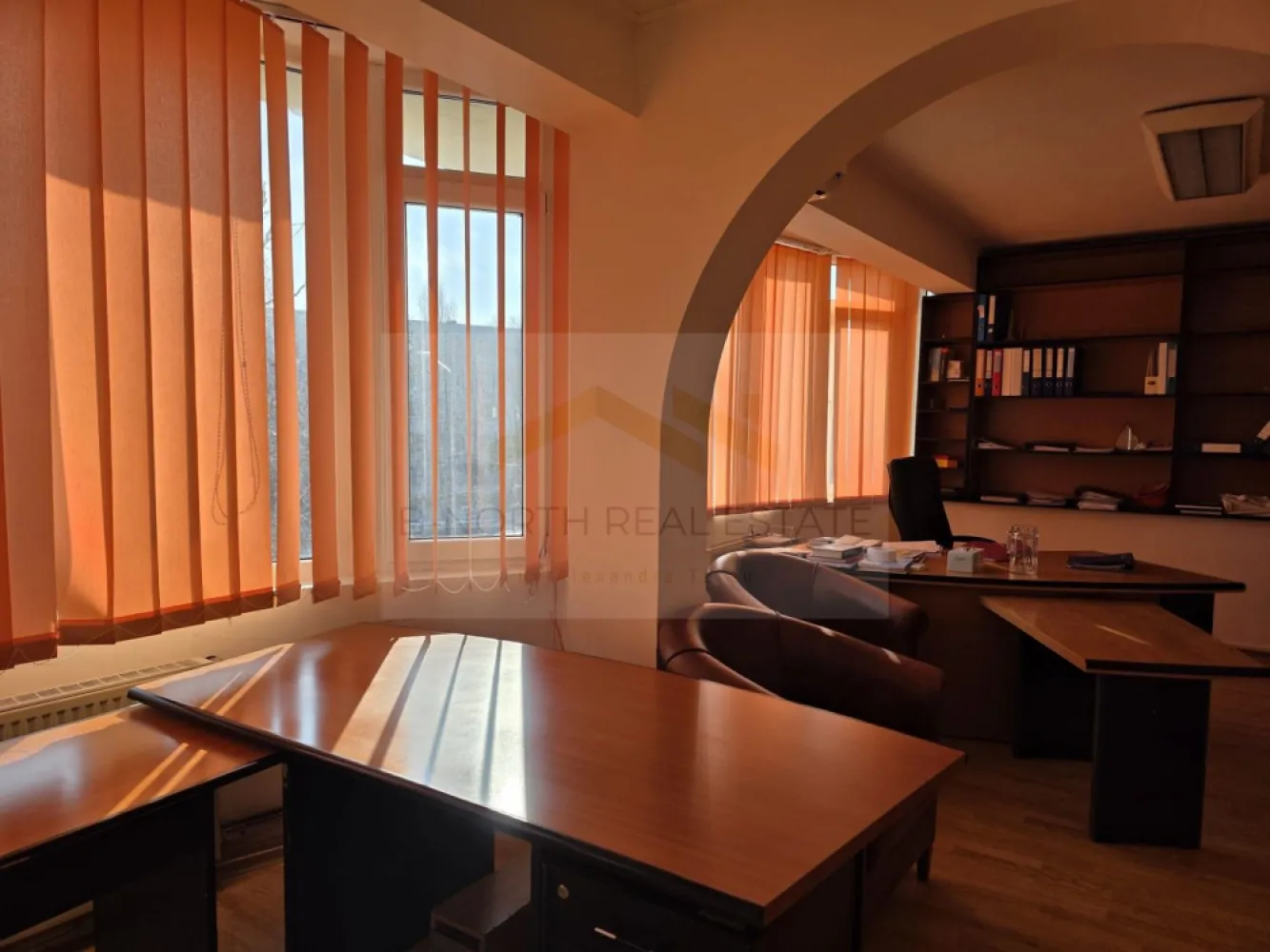 Clădiri de birouri de închiriat Sector 4 – 1.100 mp, vizibilitate stradală