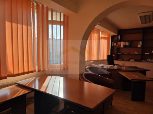 Clădiri de birouri de închiriat Sector 4 – 1.100 mp, vizibilitate stradală