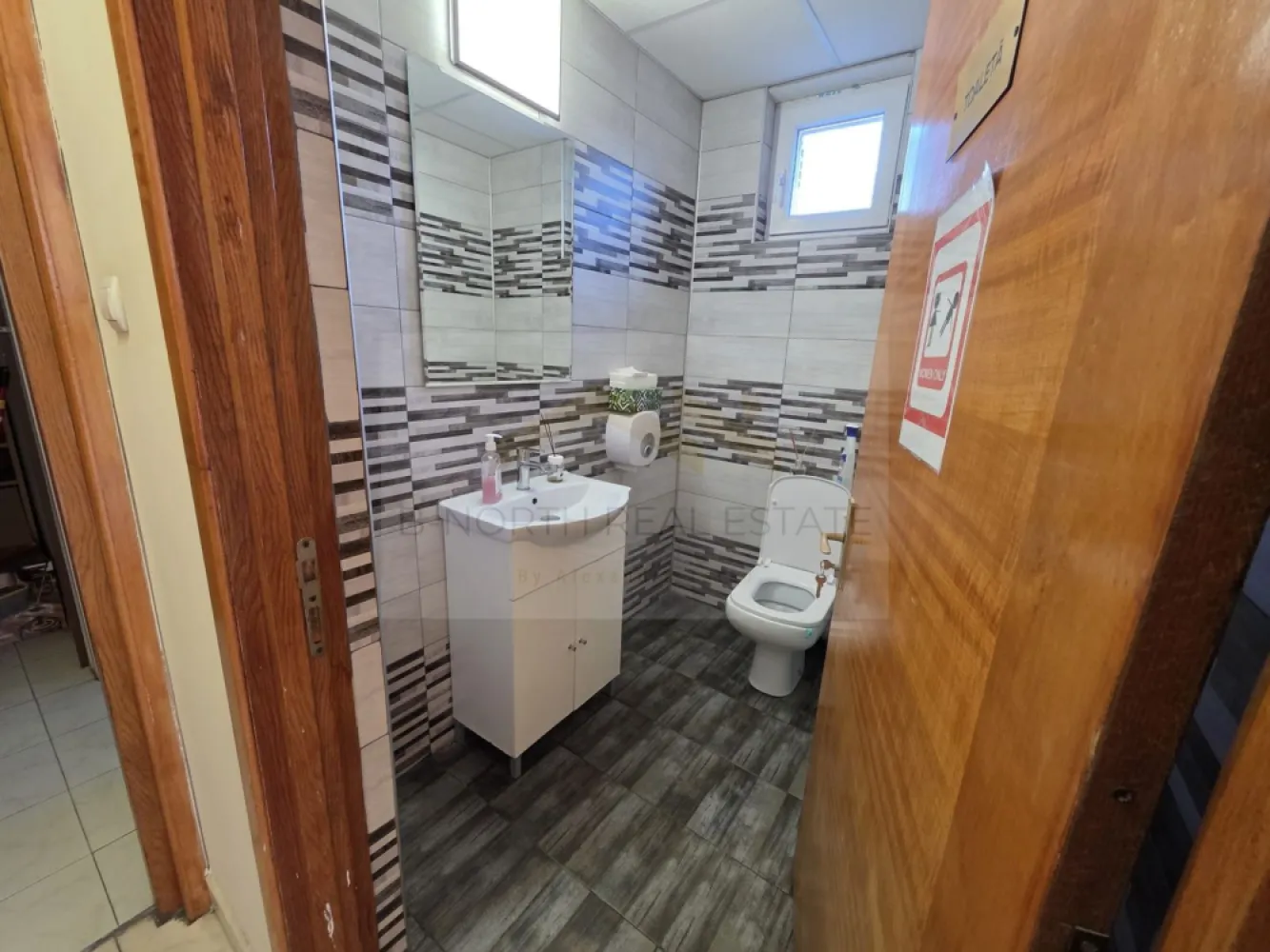 Clădiri de birouri de închiriat Sector 4 – 1.100 mp, vizibilitate stradală