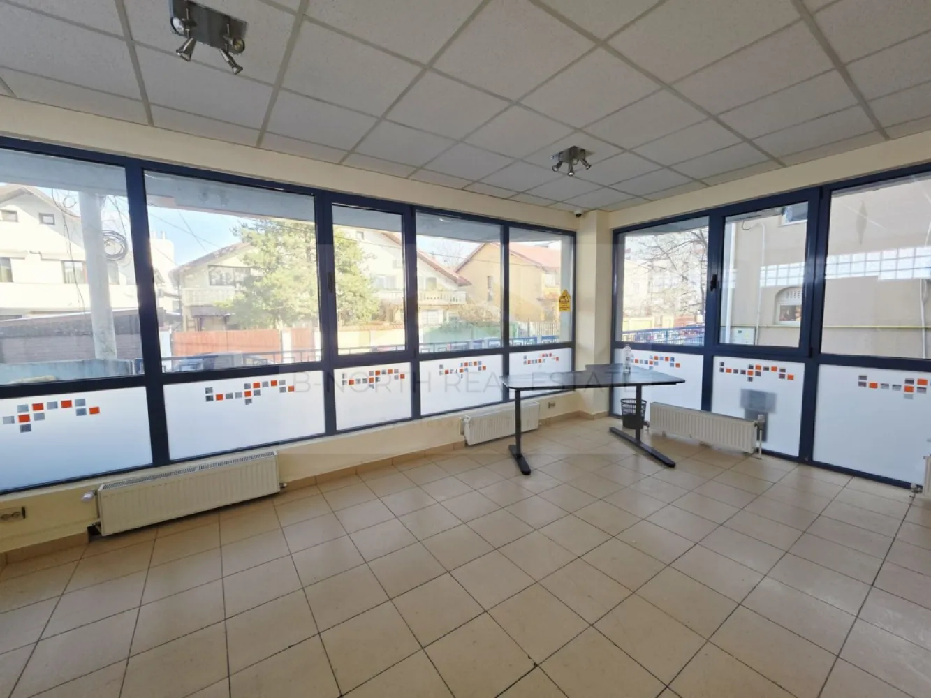 Clădiri de birouri de închiriat Sector 4 – 1.100 mp, vizibilitate stradală