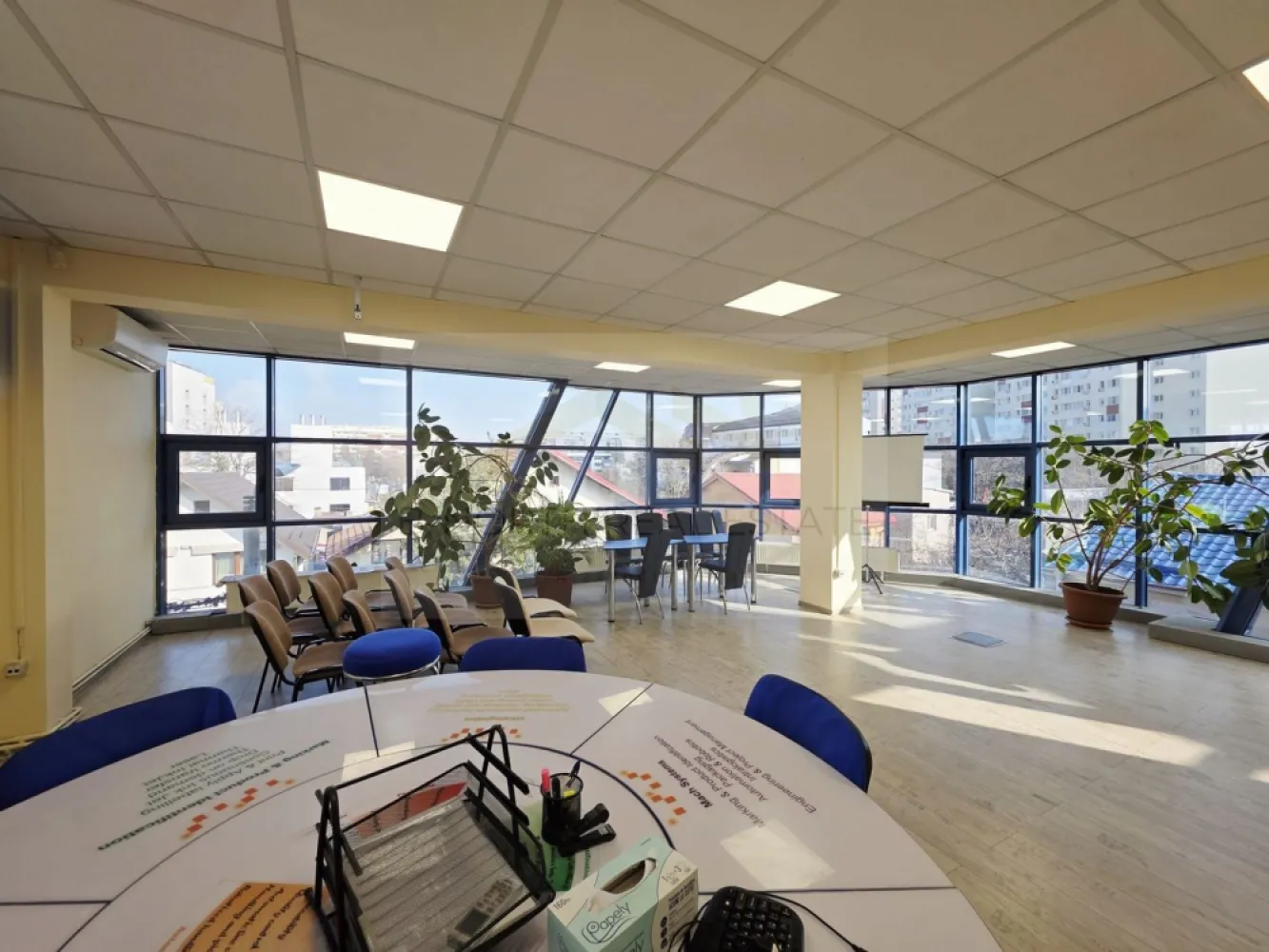 Clădiri de birouri de închiriat Sector 4 – 1.100 mp, vizibilitate stradală