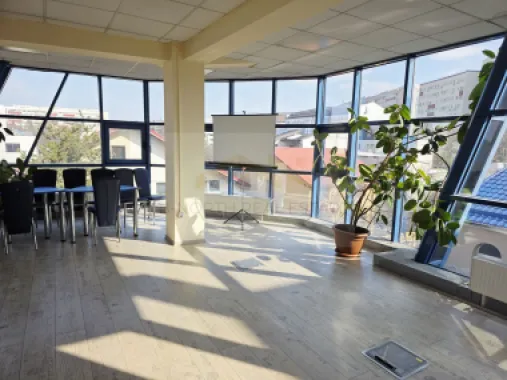 Clădiri de birouri de închiriat Sector 4 – 1.100 mp, vizibilitate stradală