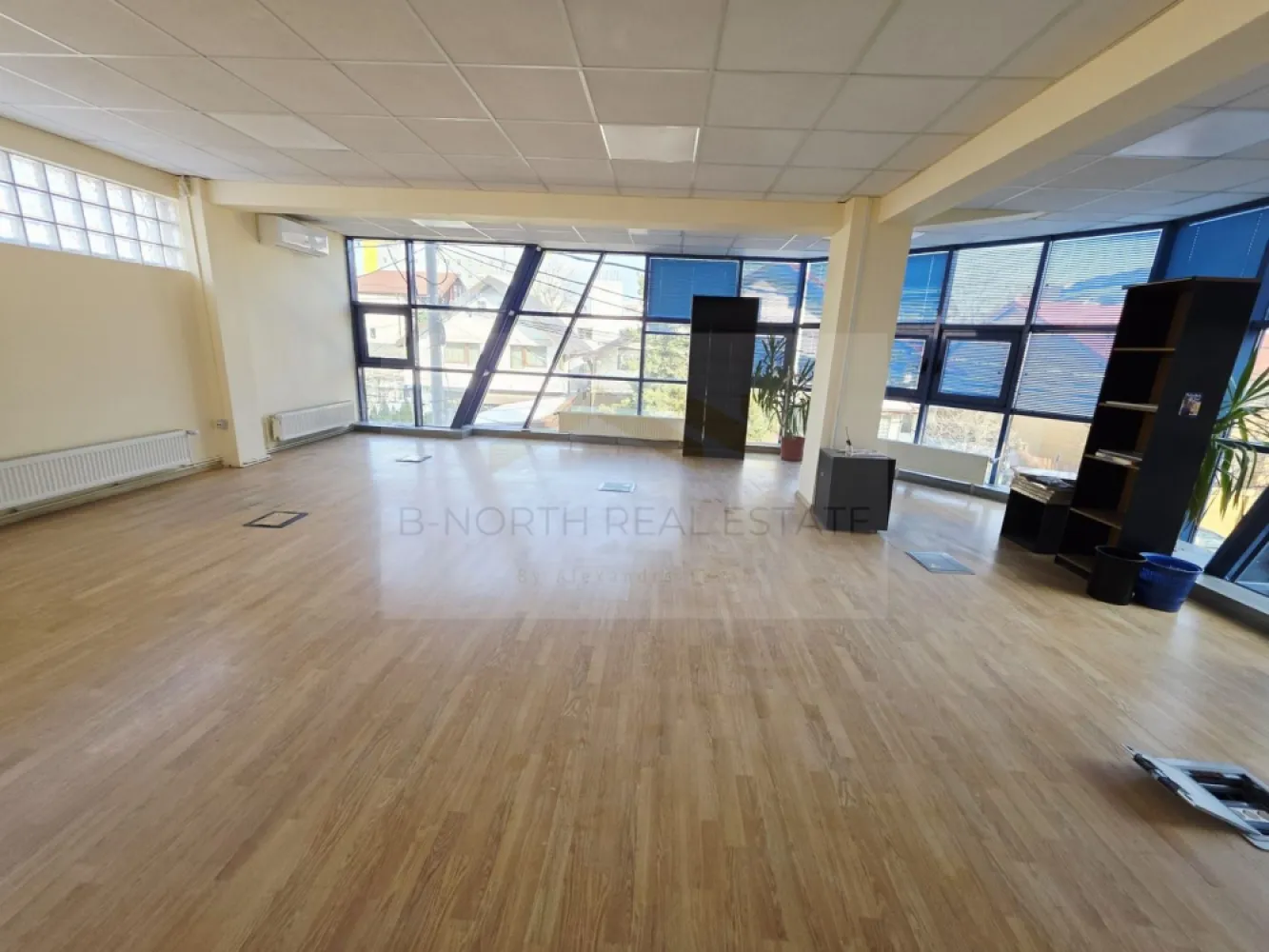 Clădiri de birouri de închiriat Sector 4 – 1.100 mp, vizibilitate stradală