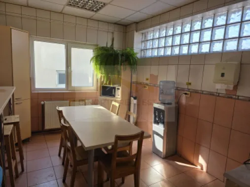 Clădiri de birouri de închiriat Sector 4 – 1.100 mp, vizibilitate stradală