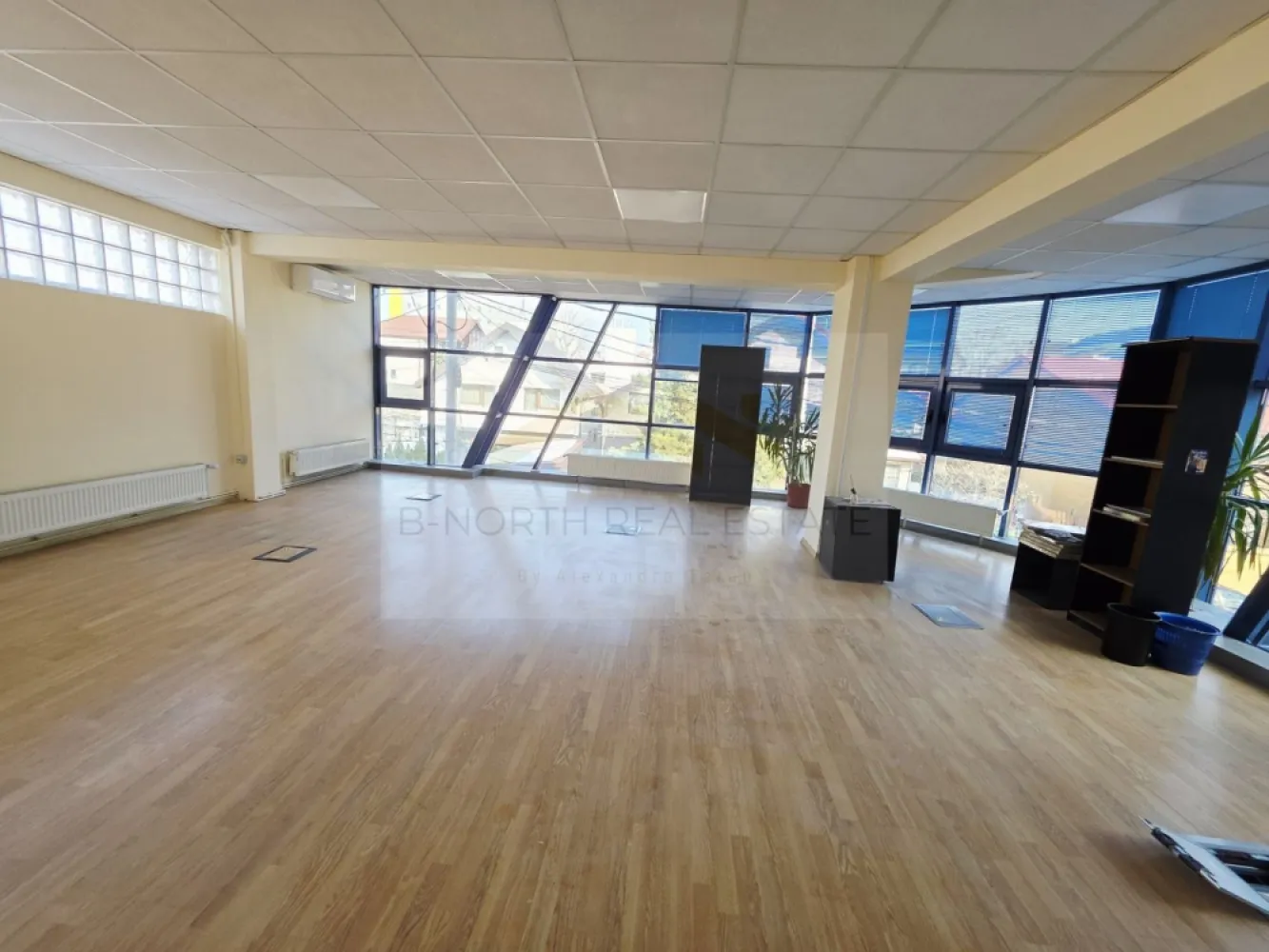 Clădiri de birouri de închiriat Sector 4 – 1.100 mp, vizibilitate stradală