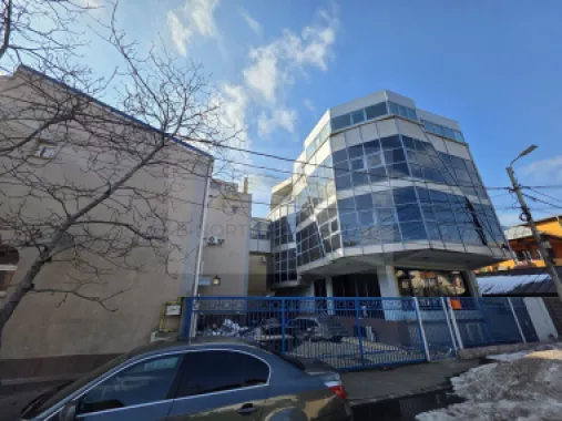 Clădiri de birouri de închiriat Sector 4 – 1.100 mp, vizibilitate stradală