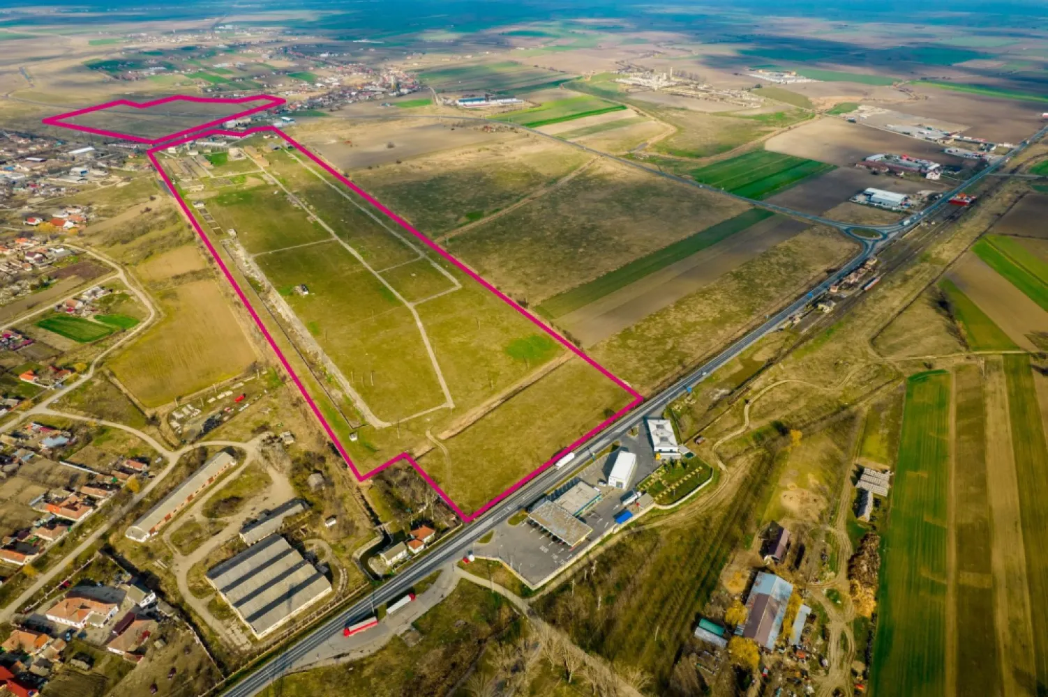 Teren industrial 42 ha Vama Nadlac - Agenția imobiliară ACASĂ vă oferă un teren cu acces la Autostrada A1, poziționat între cele două vămi din Nădlac.

Suprafață teren: 411,749 mp

Terenul se pretează pentru:
Parc industrial
Parc logistic - activități de logistică
Parcare TIR, etc 

Pe proprietate se află constructii în suprafață de aproximativ 3000 mp. (de demolat)
Terenul dispune de toate utilitățile. (Apa, Gaz, Curent, Calalizare)
Pe teren exista două posturi de transformare fiecare de 400 kVA.

Pentru detalii apelați 0721356746 Florin Moș