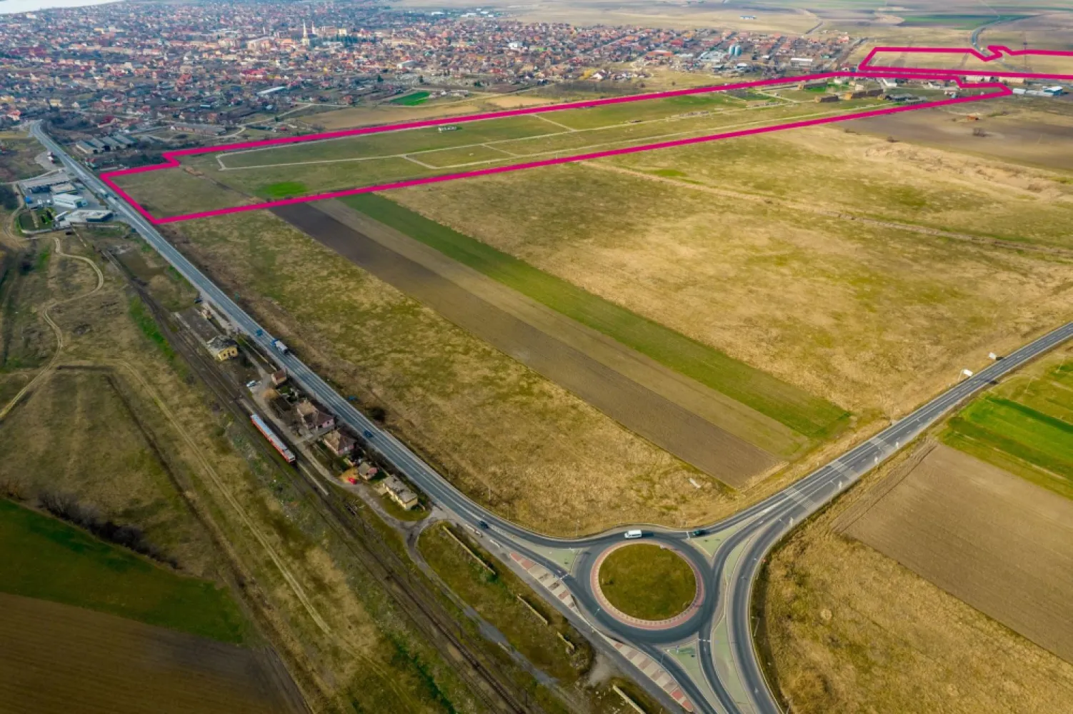 Teren industrial 42 ha Vama Nadlac - Agenția imobiliară ACASĂ vă oferă un teren cu acces la Autostrada A1, poziționat între cele două vămi din Nădlac.

Suprafață teren: 411,749 mp

Terenul se pretează pentru:
Parc industrial
Parc logistic - activități de logistică
Parcare TIR, etc 

Pe proprietate se află constructii în suprafață de aproximativ 3000 mp. (de demolat)
Terenul dispune de toate utilitățile. (Apa, Gaz, Curent, Calalizare)
Pe teren exista două posturi de transformare fiecare de 400 kVA.

Pentru detalii apelați 0721356746 Florin Moș