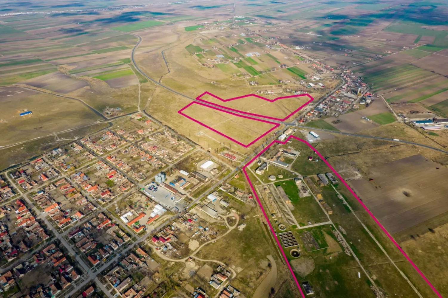 Teren industrial 42 ha Vama Nadlac - Agenția imobiliară ACASĂ vă oferă un teren cu acces la Autostrada A1, poziționat între cele două vămi din Nădlac.

Suprafață teren: 411,749 mp

Terenul se pretează pentru:
Parc industrial
Parc logistic - activități de logistică
Parcare TIR, etc 

Pe proprietate se află constructii în suprafață de aproximativ 3000 mp. (de demolat)
Terenul dispune de toate utilitățile. (Apa, Gaz, Curent, Calalizare)
Pe teren exista două posturi de transformare fiecare de 400 kVA.

Pentru detalii apelați 0721356746 Florin Moș