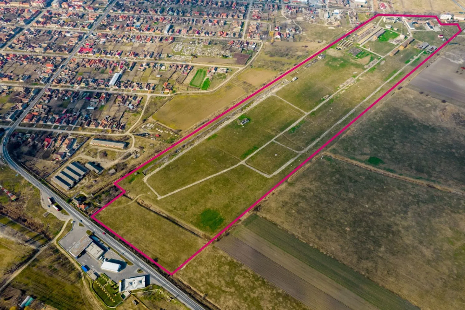 Teren industrial 42 ha Vama Nadlac - Agenția imobiliară ACASĂ vă oferă un teren cu acces la Autostrada A1, poziționat între cele două vămi din Nădlac.

Suprafață teren: 411,749 mp

Terenul se pretează pentru:
Parc industrial
Parc logistic - activități de logistică
Parcare TIR, etc 

Pe proprietate se află constructii în suprafață de aproximativ 3000 mp. (de demolat)
Terenul dispune de toate utilitățile. (Apa, Gaz, Curent, Calalizare)
Pe teren exista două posturi de transformare fiecare de 400 kVA.

Pentru detalii apelați 0721356746 Florin Moș